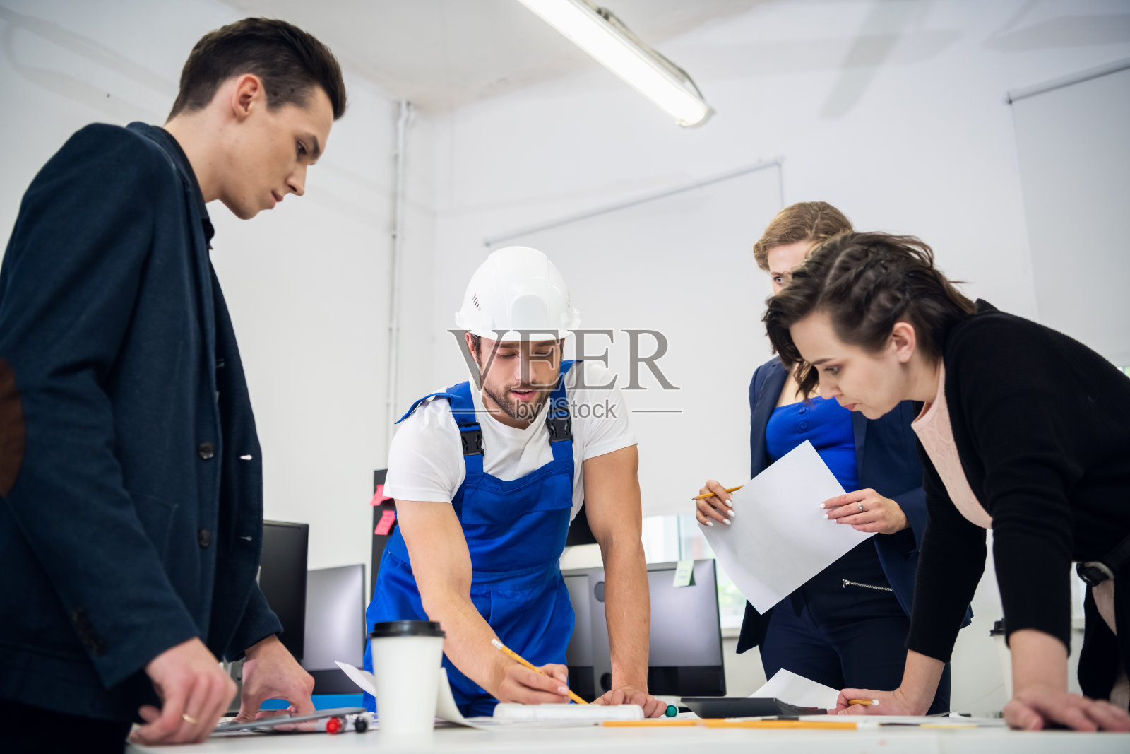 工程师在讨论施工方案的效率照片摄影图片