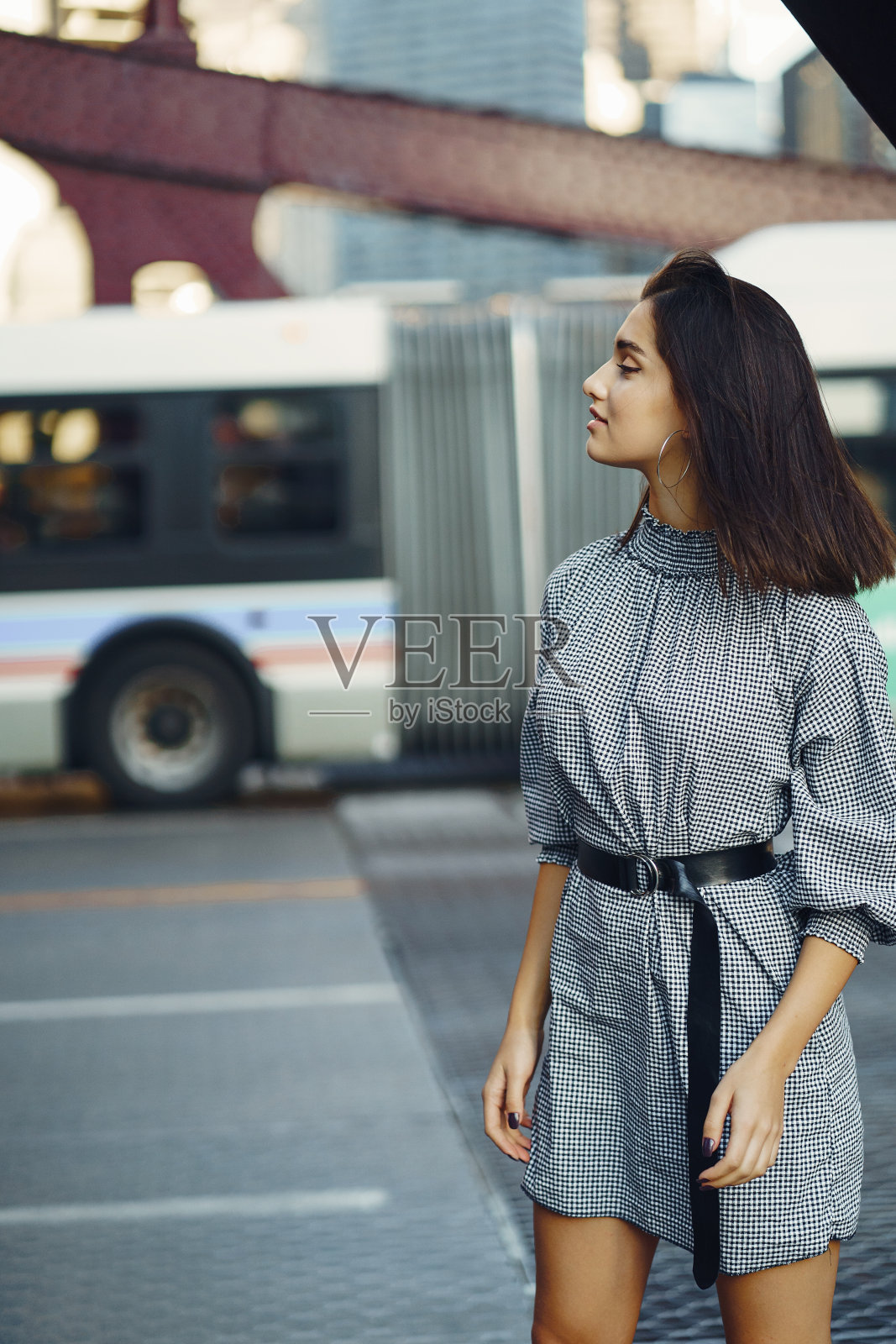 年轻的女士正在过桥照片摄影图片