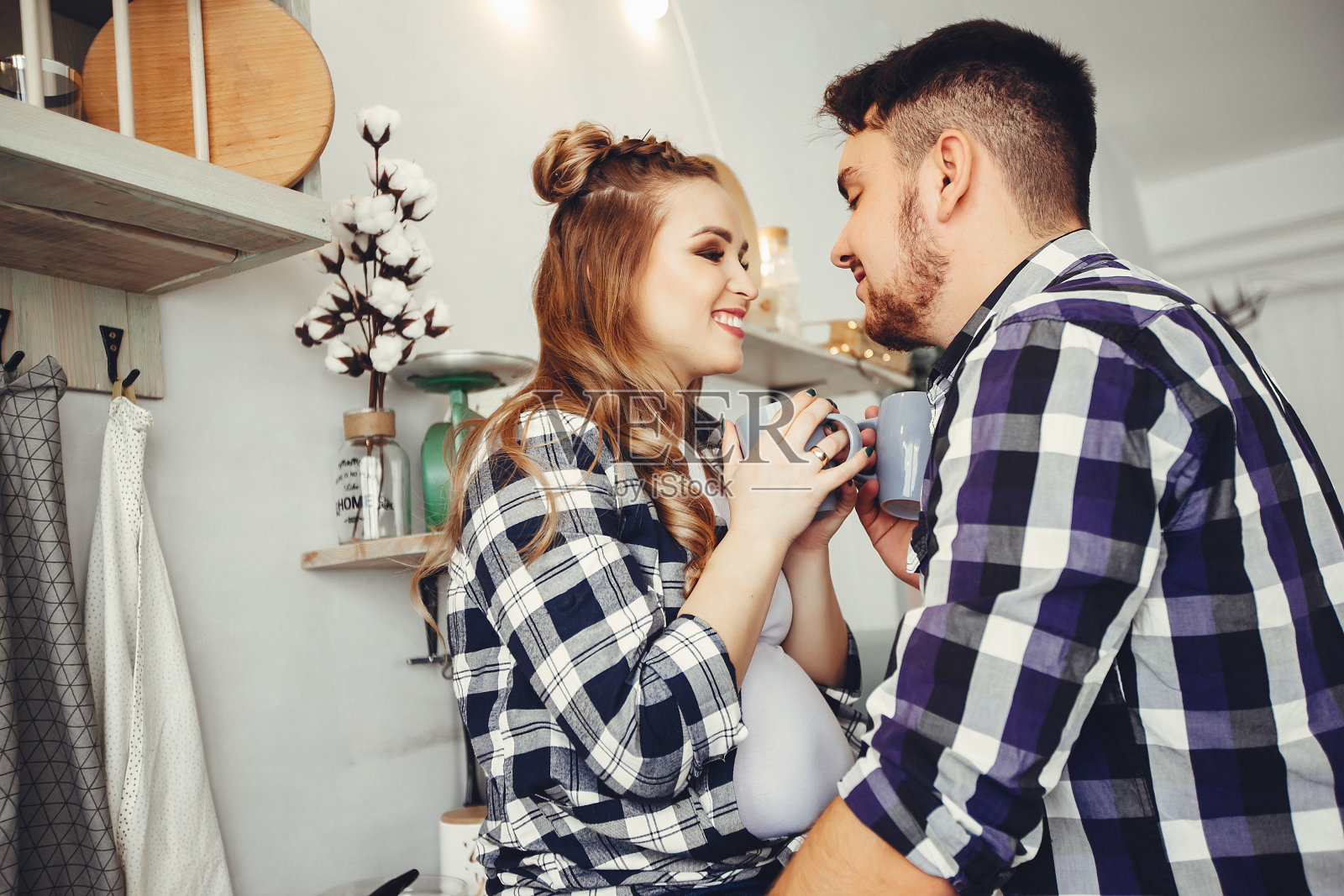 可爱的一家人坐在厨房里照片摄影图片