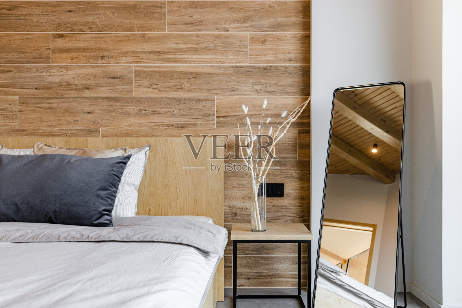 美丽时尚的卧室内的木墙照片摄影图片