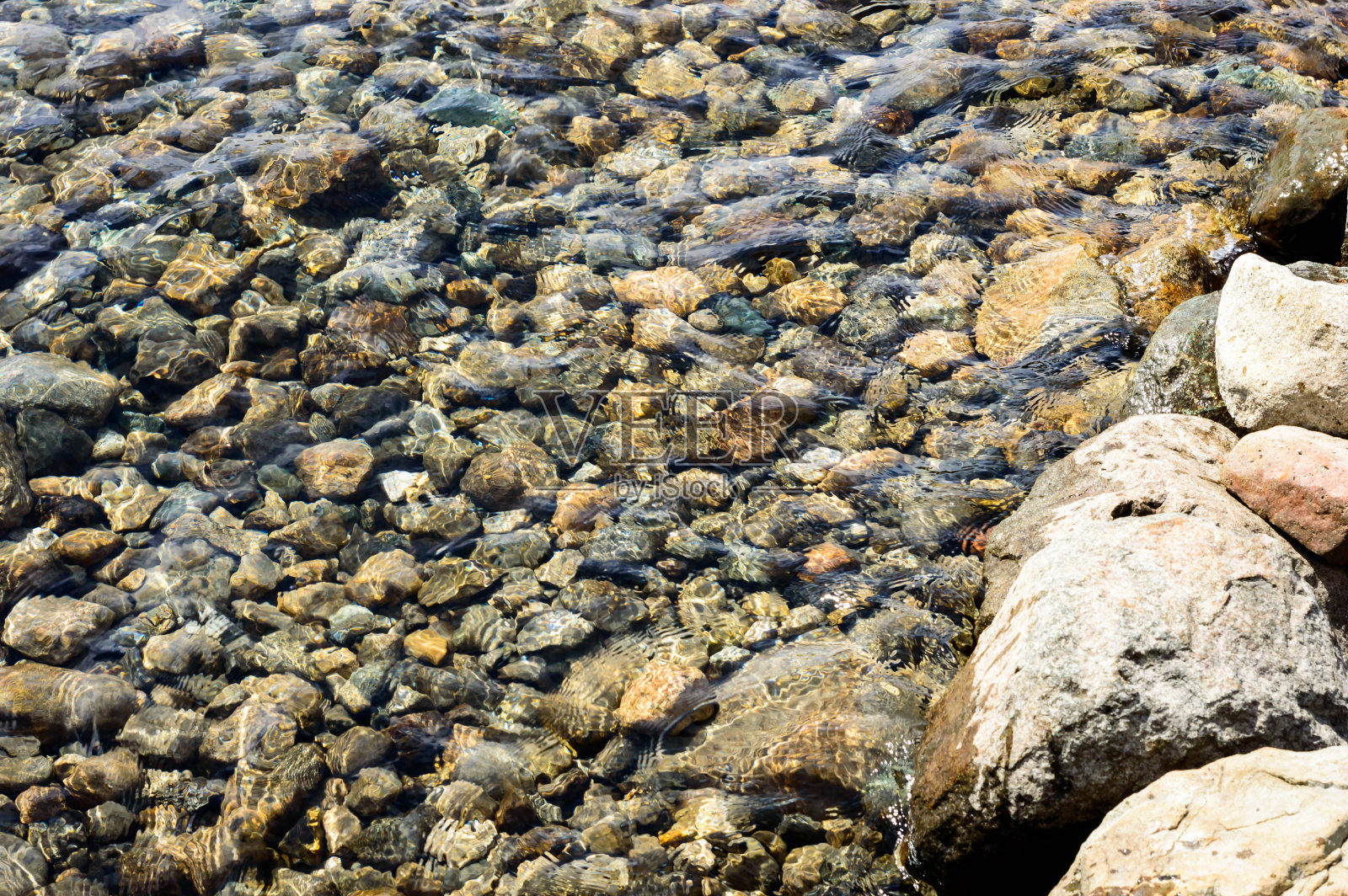 清澈的湖水与石头的背景。照片摄影图片
