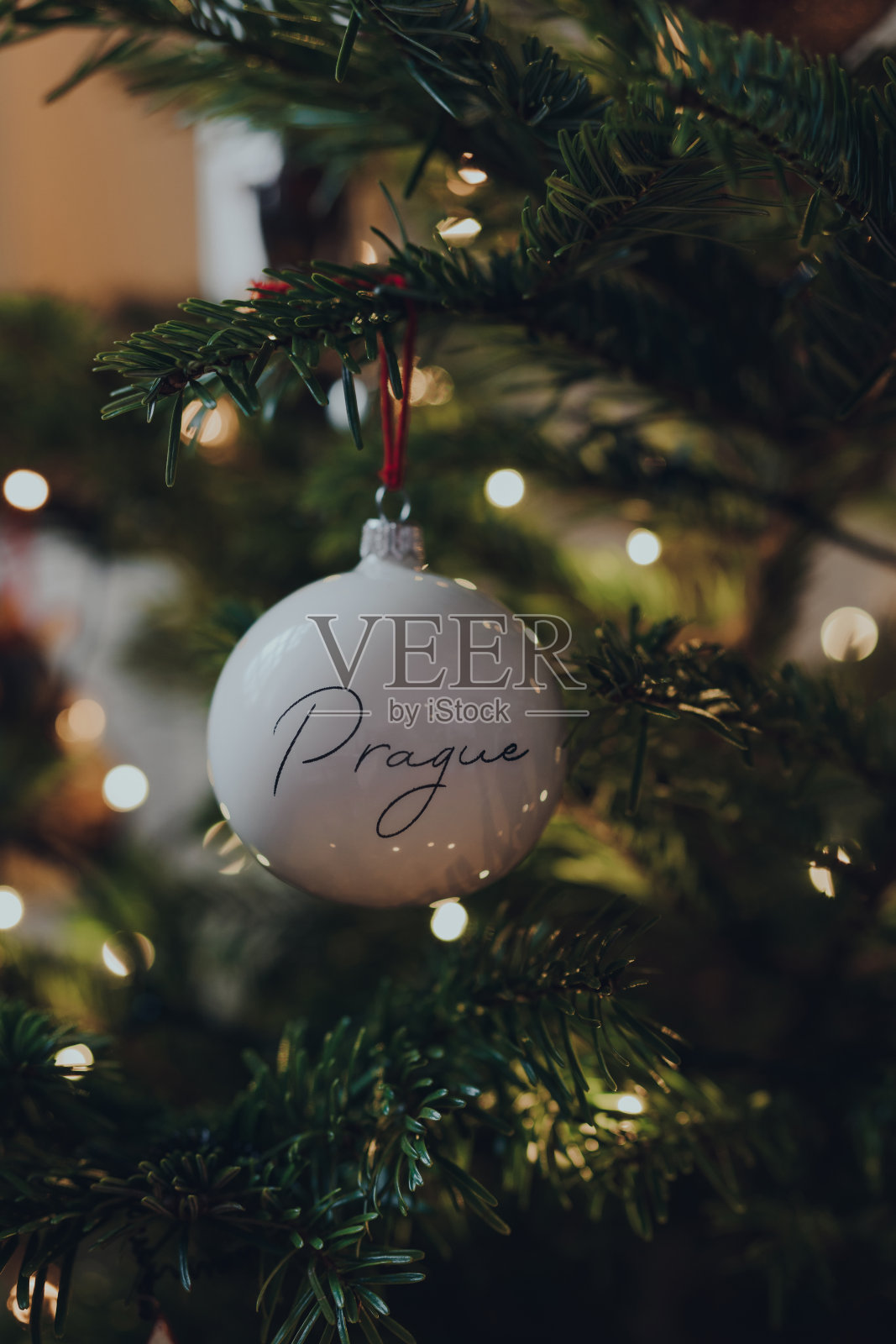 布拉格圣诞树上的白色装饰物。照片摄影图片