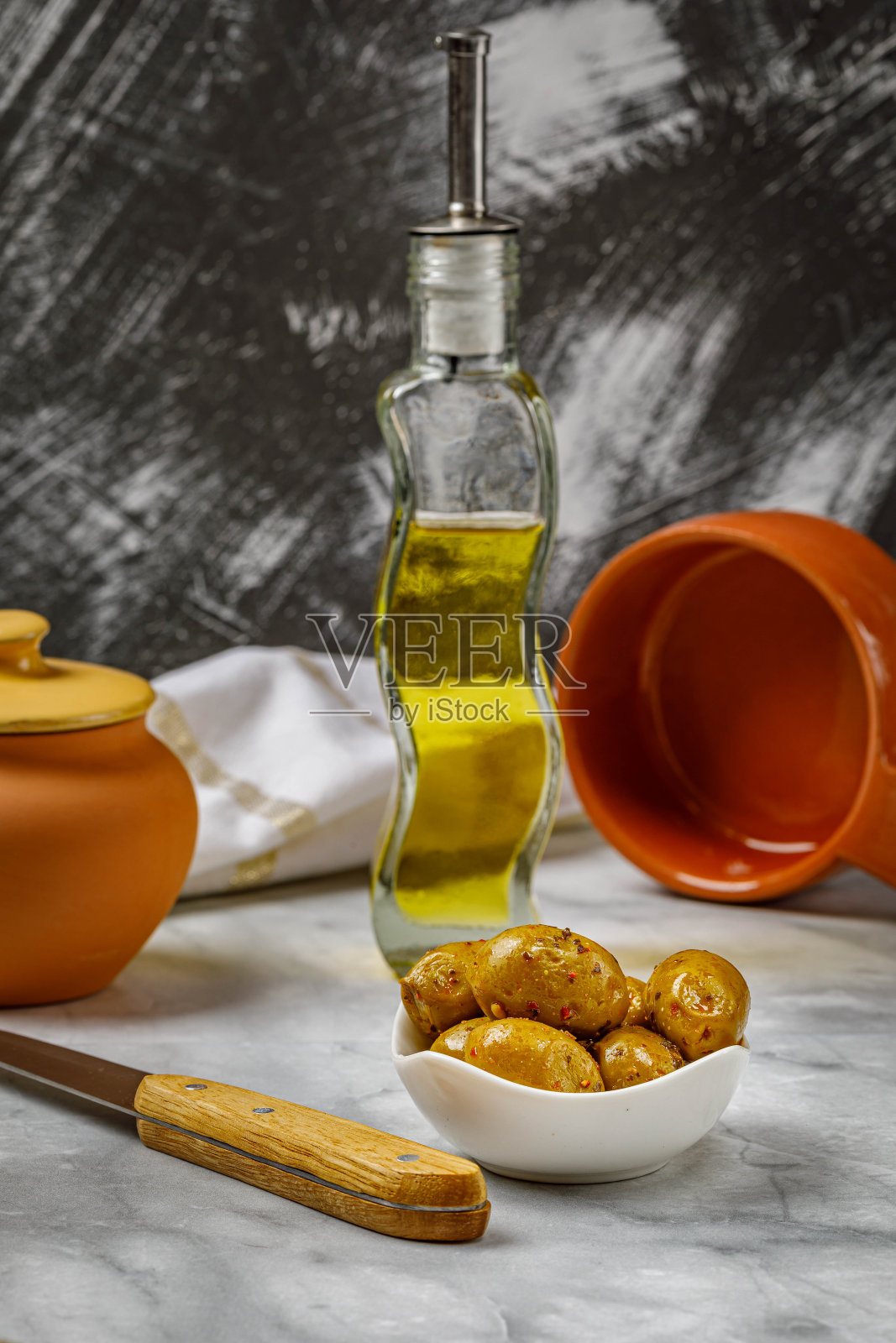 碗里有腌橄榄的静物照片摄影图片