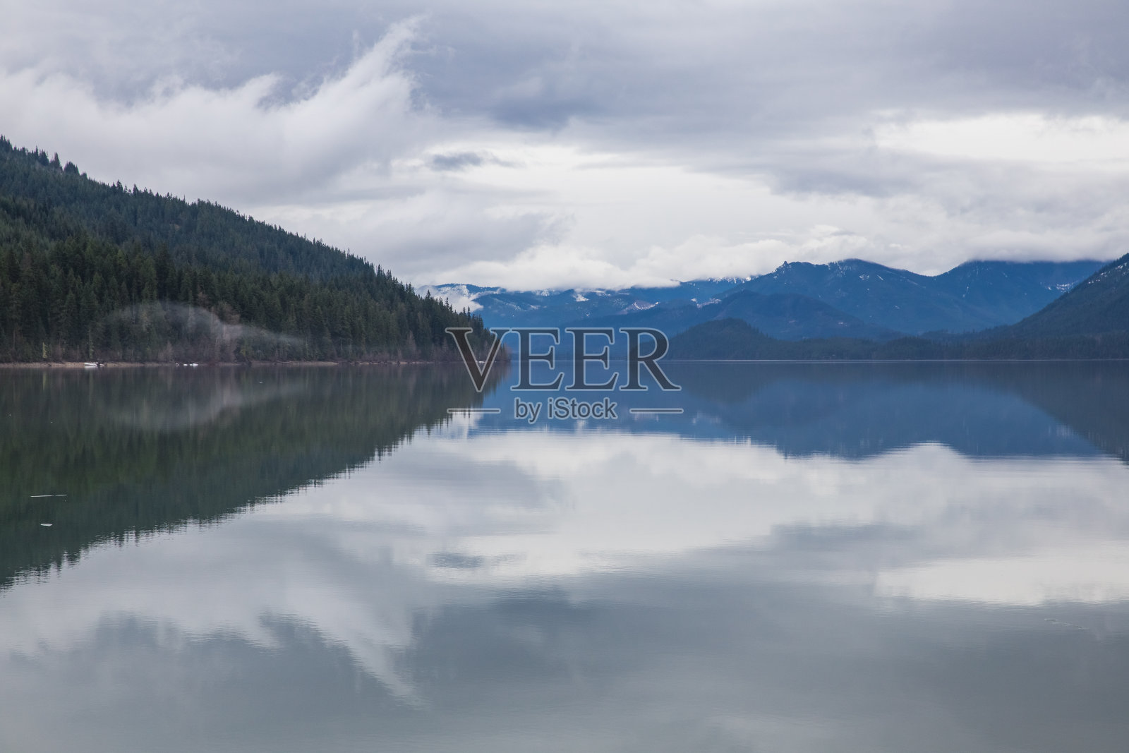 华盛顿多云的卡切斯湖照片摄影图片
