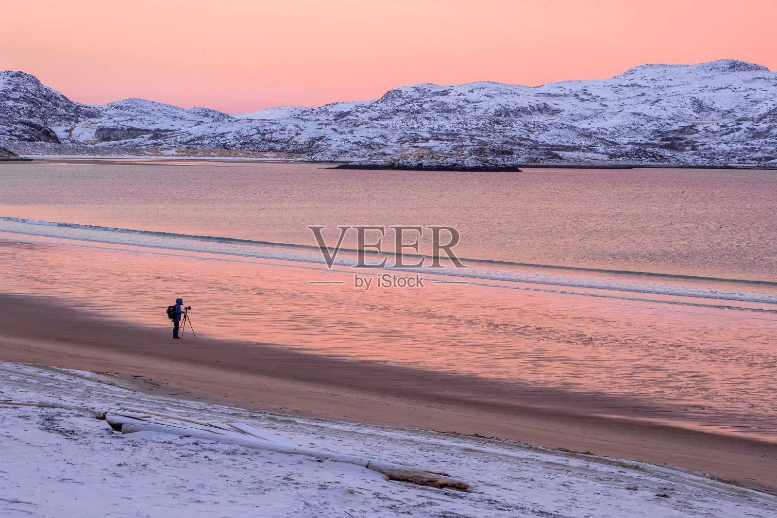 摄影师在巴伦支海上拍摄了一幅美妙的北极日落景观照片摄影图片