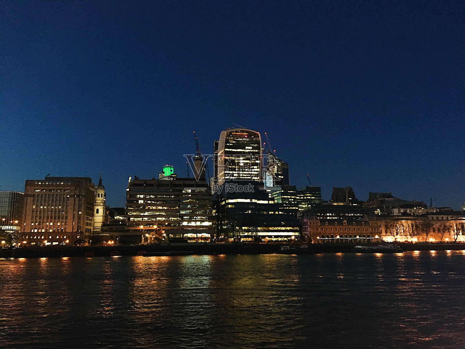 夜晚的伦敦桥河照片摄影图片