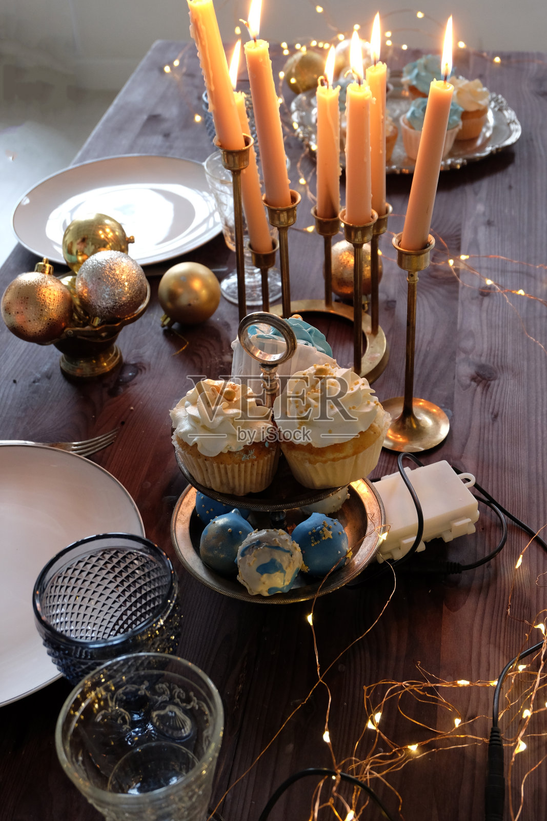 圣诞温馨新年野餐桌背景。冬季浪漫野餐，为你的短信留出空间照片摄影图片