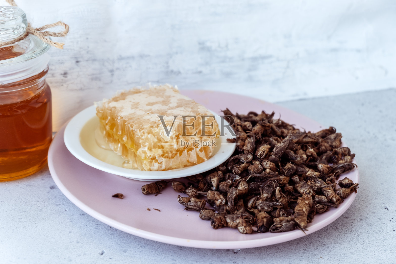 肺结核。治肺结核的偏方，一种与蜂蜜混合的鼹鼠蟋蟀。照片摄影图片