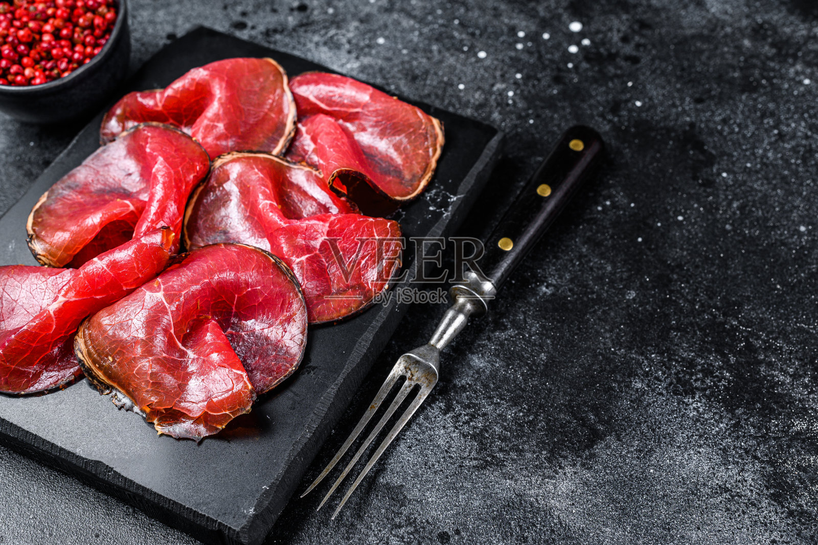 熏牛肉片，意大利开胃菜。黑色背景。前视图。本空间照片摄影图片