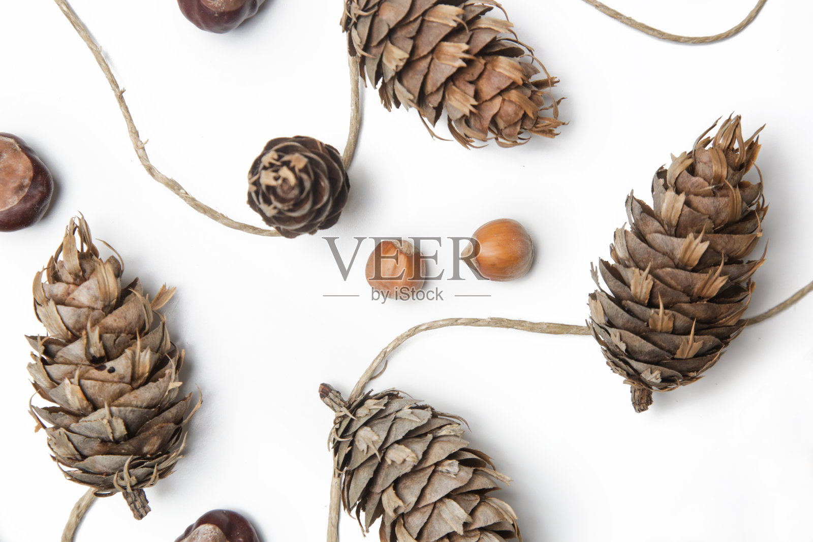 简单而自然的松果花环在白色。预算友好的DIY秋季装饰想法。照片摄影图片