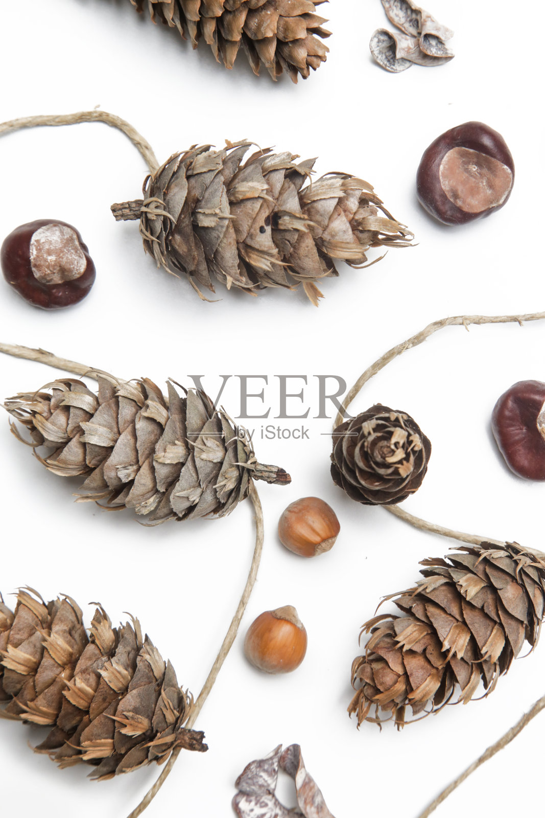 简单而自然的松果花环在白色。预算友好的DIY秋季装饰想法。照片摄影图片