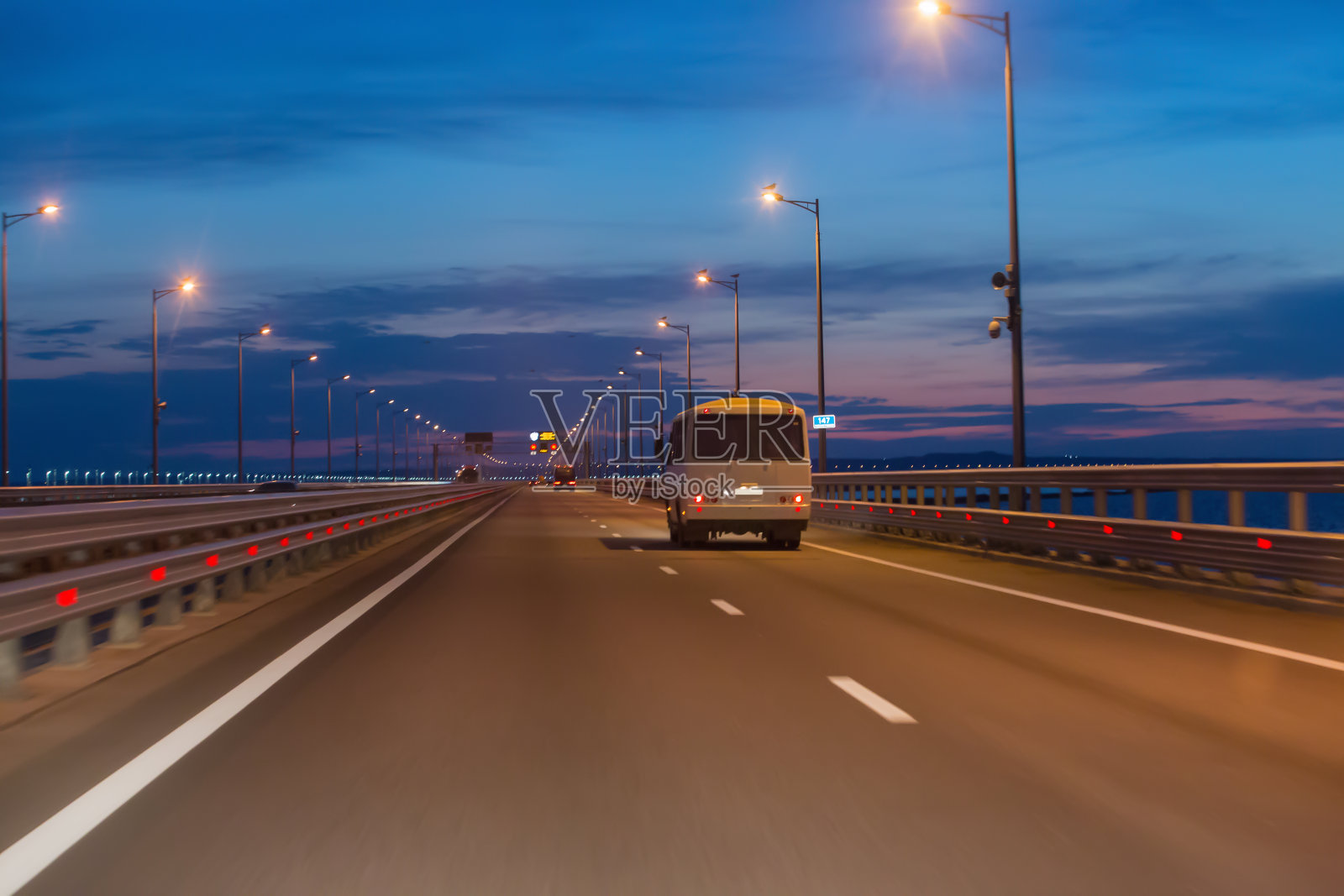 夜间城外高速公路上的交通照片摄影图片