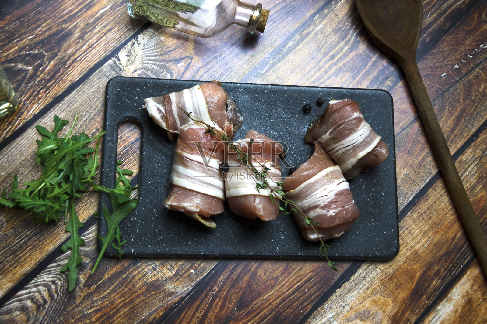 烹饪背景与生猪肉照片摄影图片