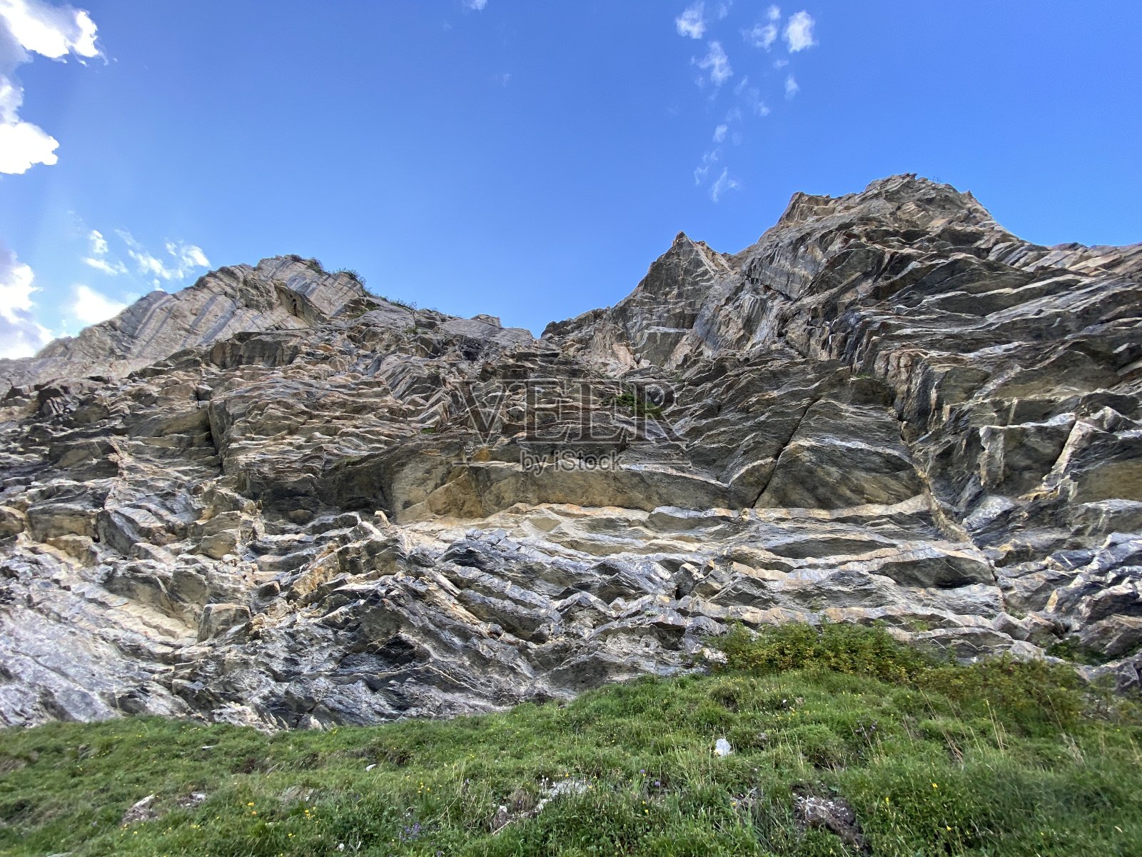 瑞士奥布瓦尔登州梅尔切塔尔(Kanton Obwalden, Schweiz)乌里阿尔卑斯山脉山脉中梅尔切湖(Melchsee)和坦能湖(Tannensee)之间的高山攀岩岩石。照片摄影图片