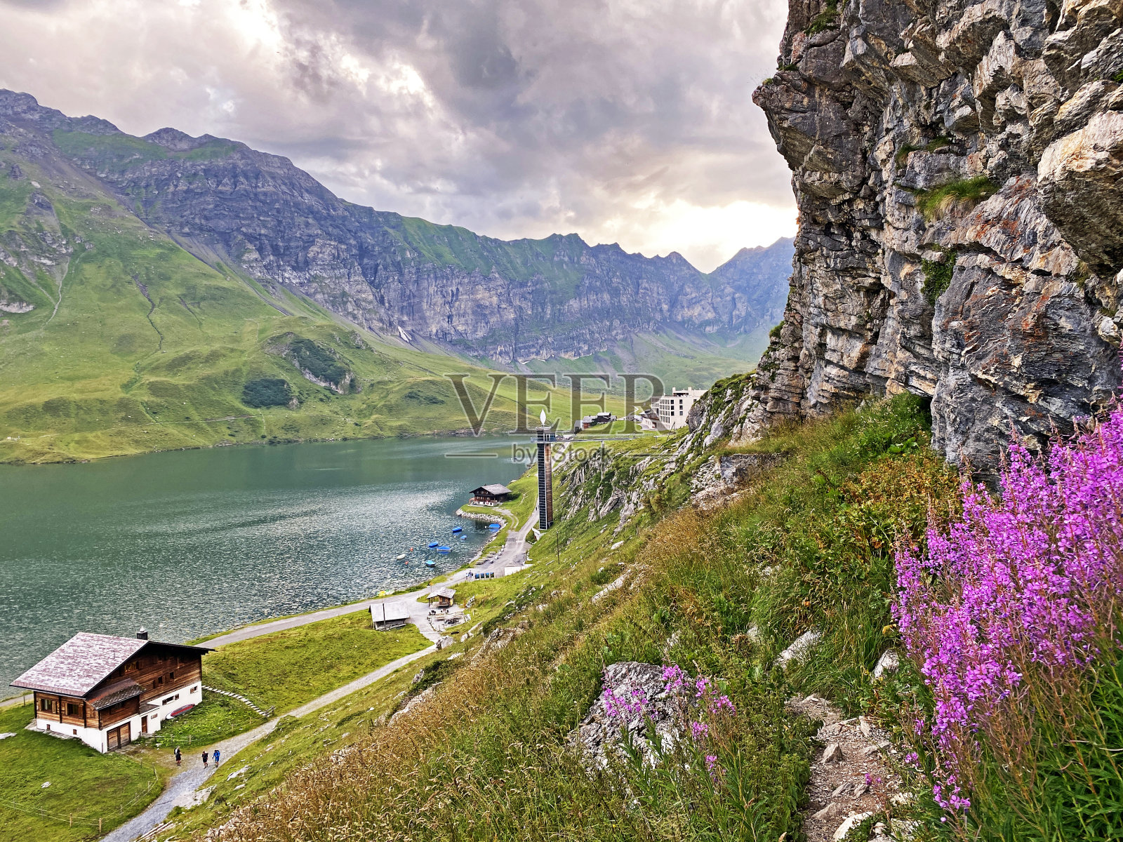 高山湖梅尔奇湖或梅尔奇湖在乌里阿尔卑斯山脉，克恩斯-奥瓦尔德州，瑞士(坎顿奥瓦尔登，瑞士)照片摄影图片
