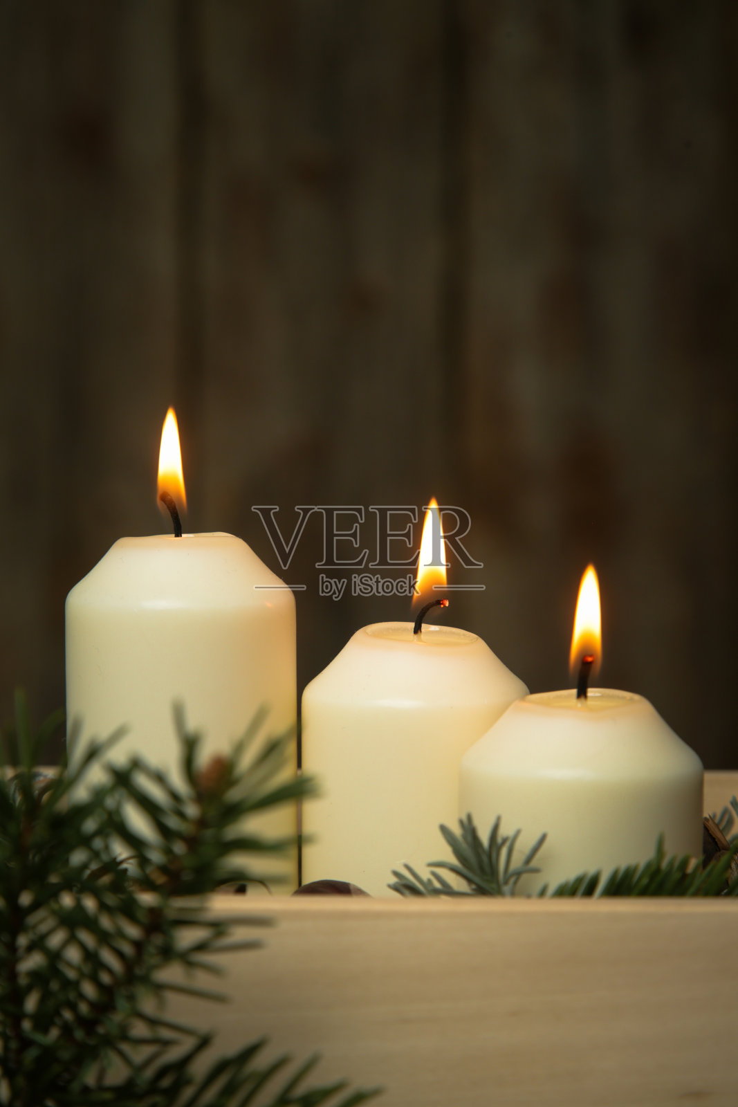 木制的圣诞装饰品。简单而小巧的家居装饰，用蜡烛装在木箱里。照片摄影图片