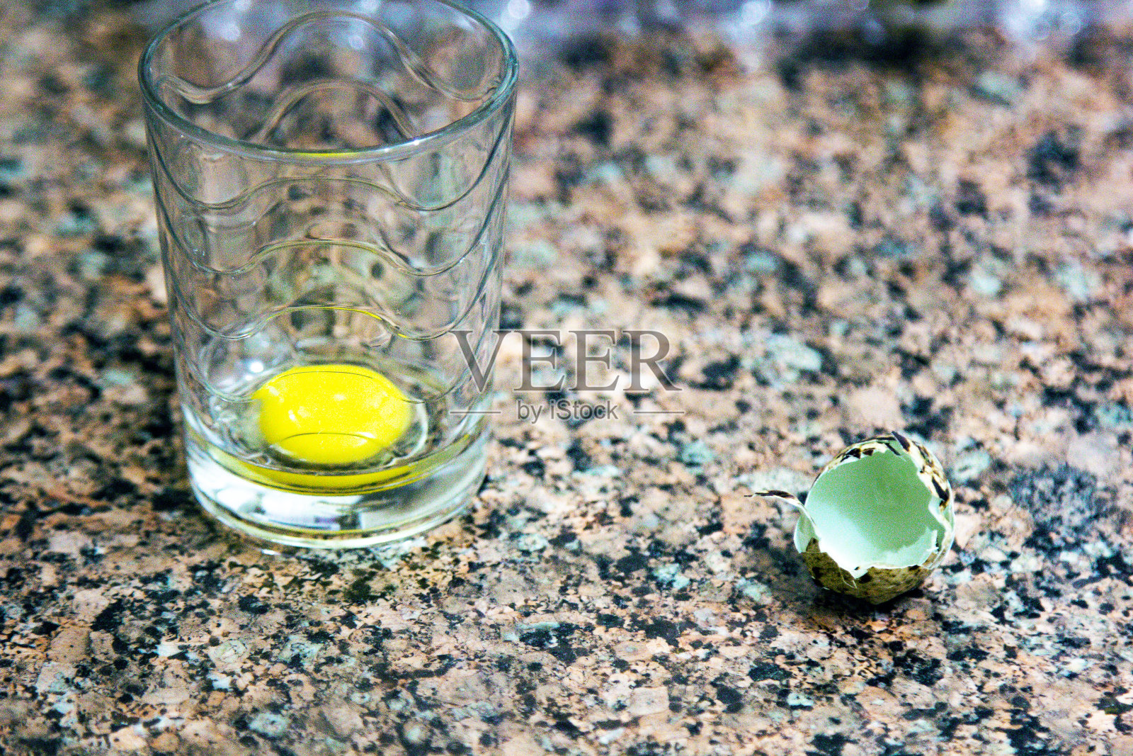 坏了。新鲜的鹌鹑蛋。营养和健康。维生素商店。照片摄影图片