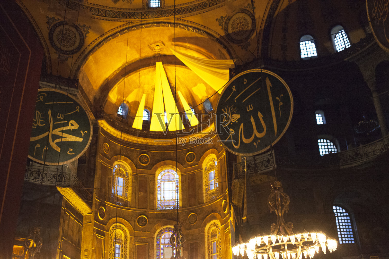 灯光下的清真寺圆顶照片摄影图片