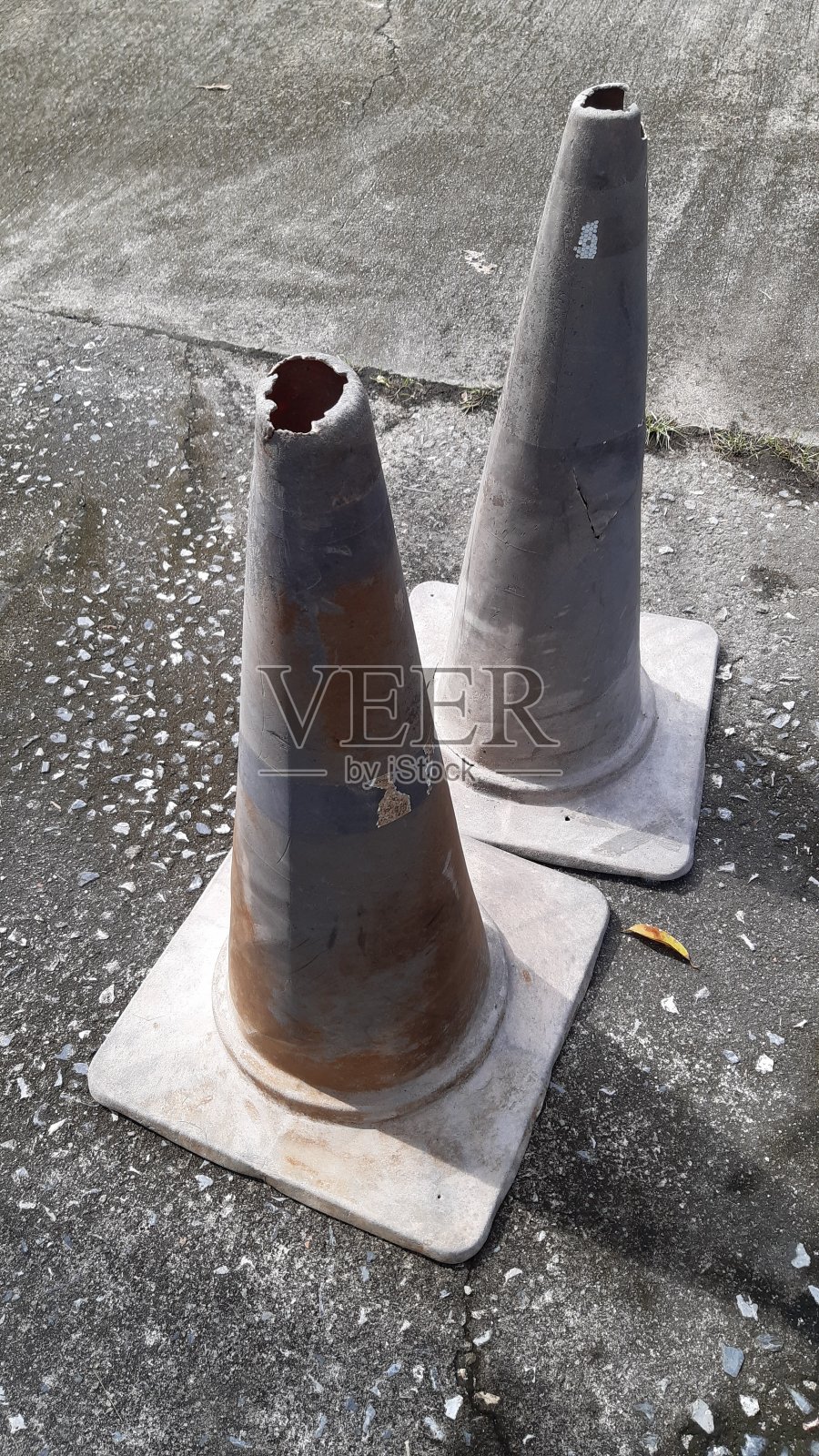 混凝土背景上的旧锥形交通工具。照片摄影图片