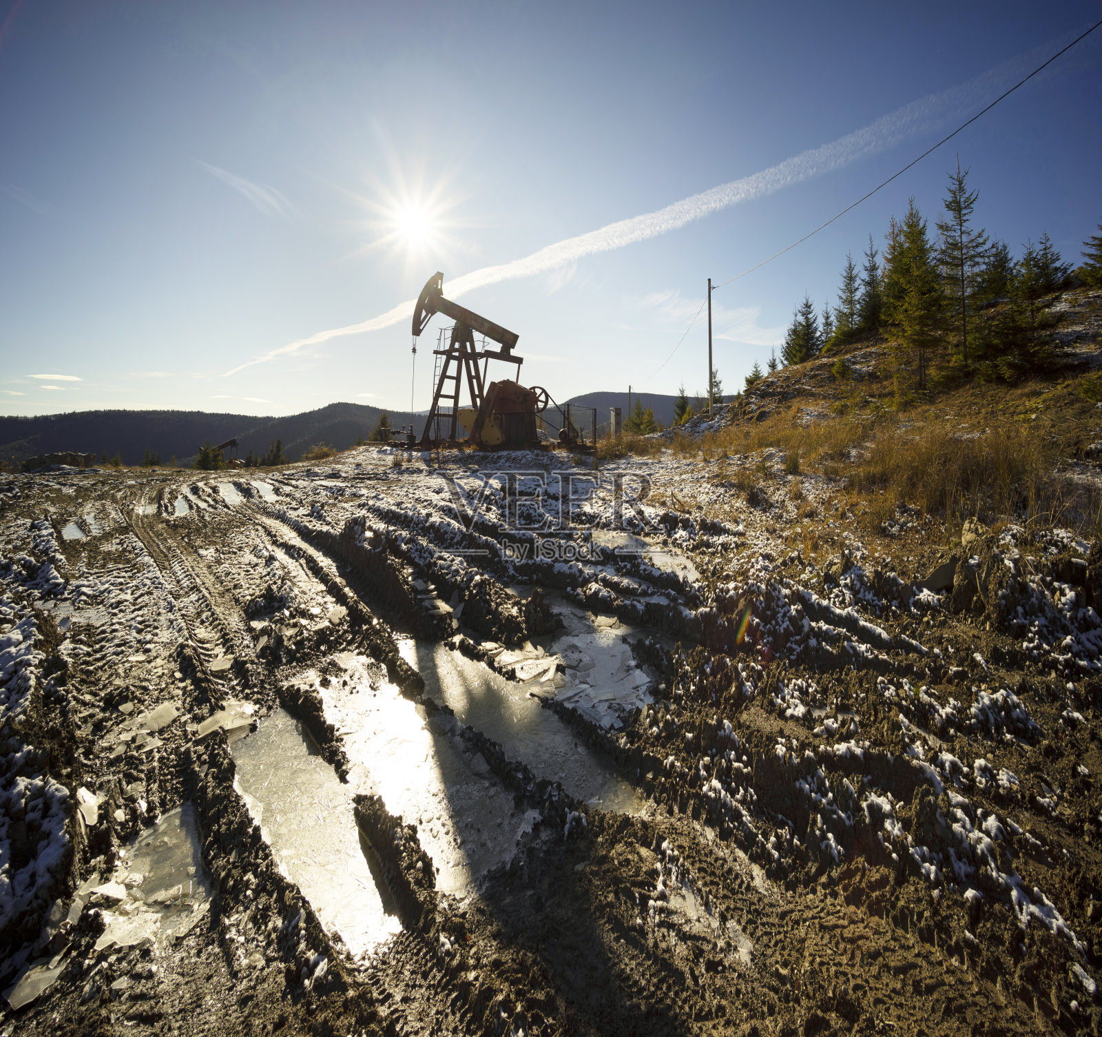 在山区生产石油和天然气的工程师照片摄影图片