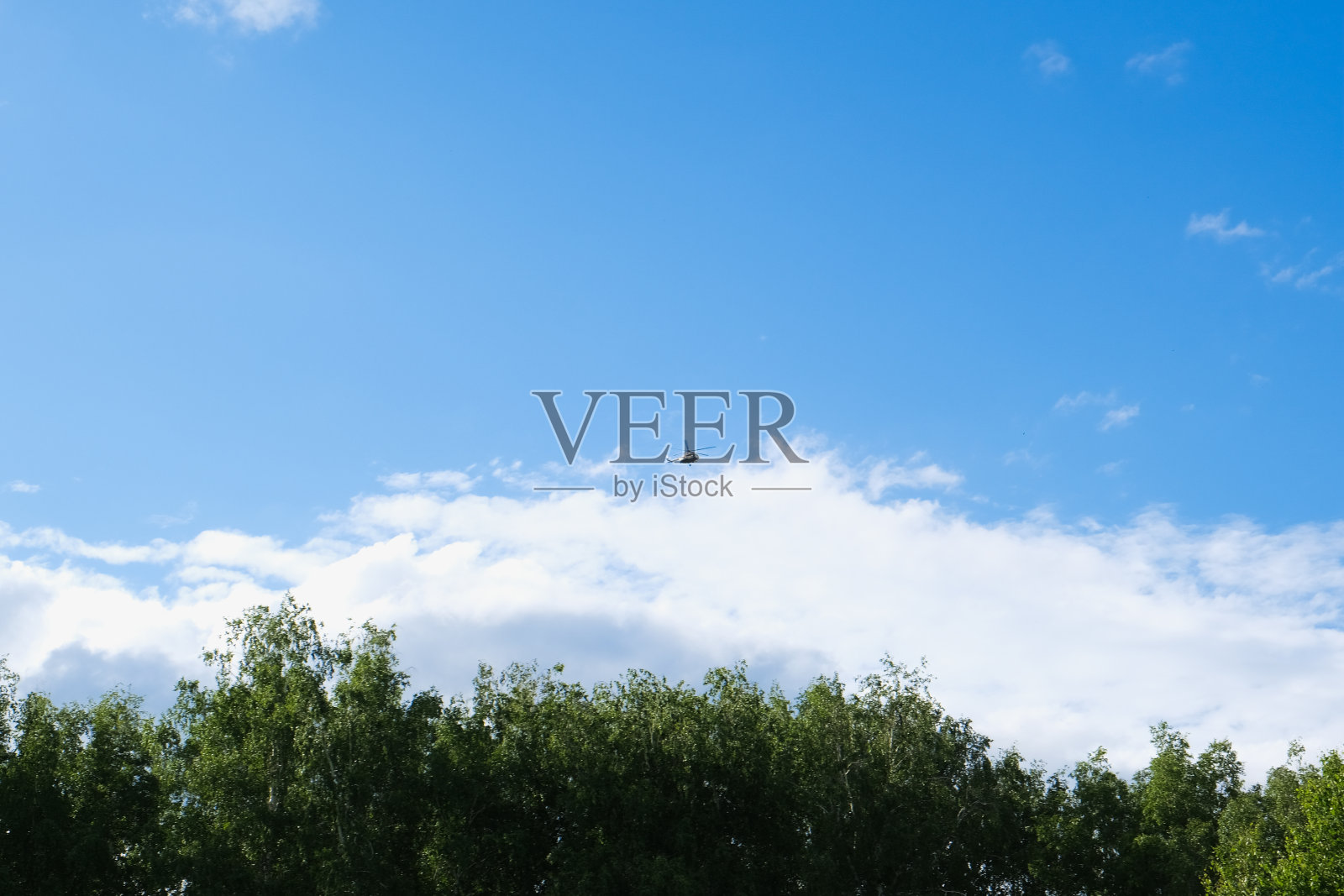 直升机在蓝天白云的背景上照片摄影图片