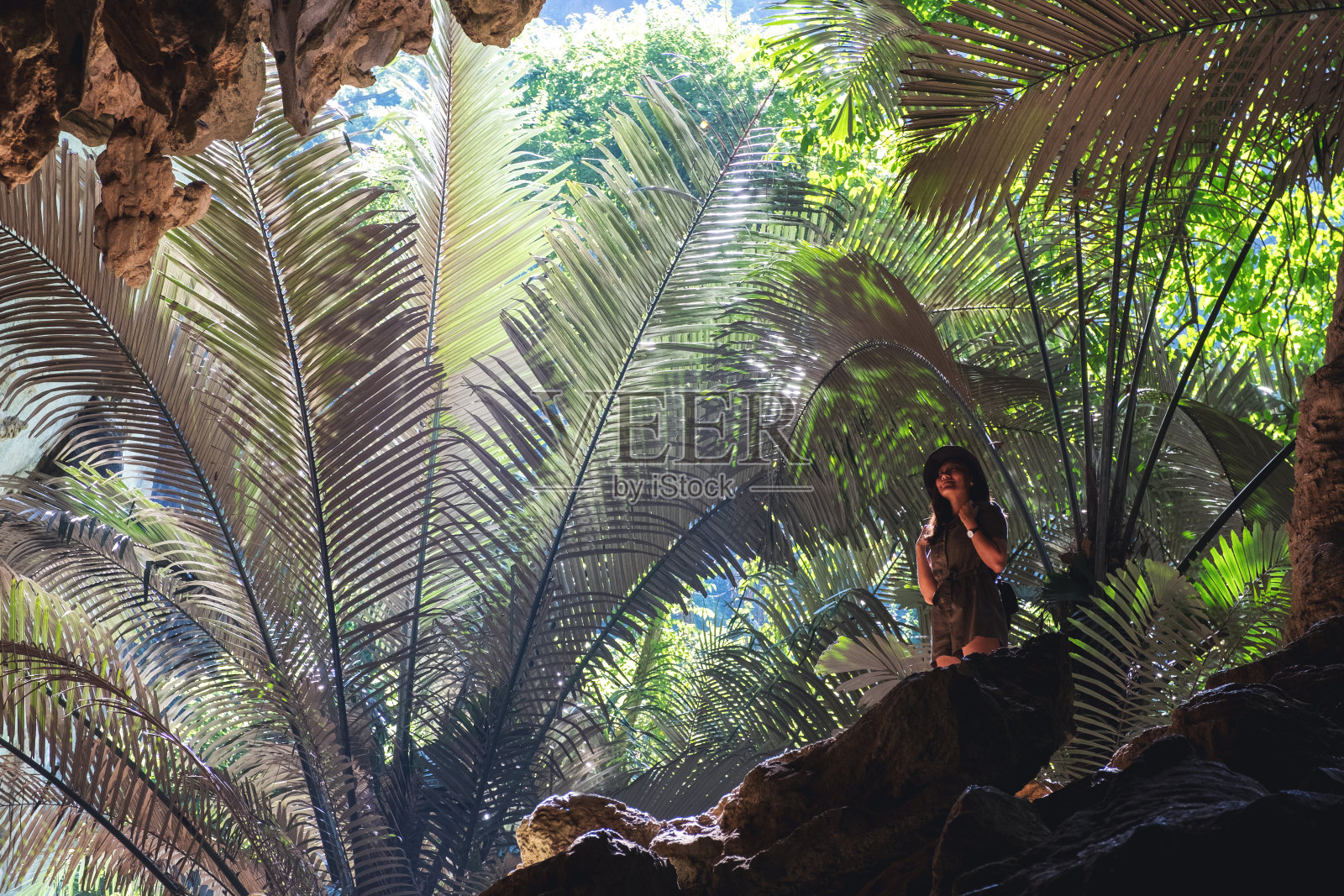 一名妇女在泰国乌泰他尼省的合帕他洞内探险照片摄影图片