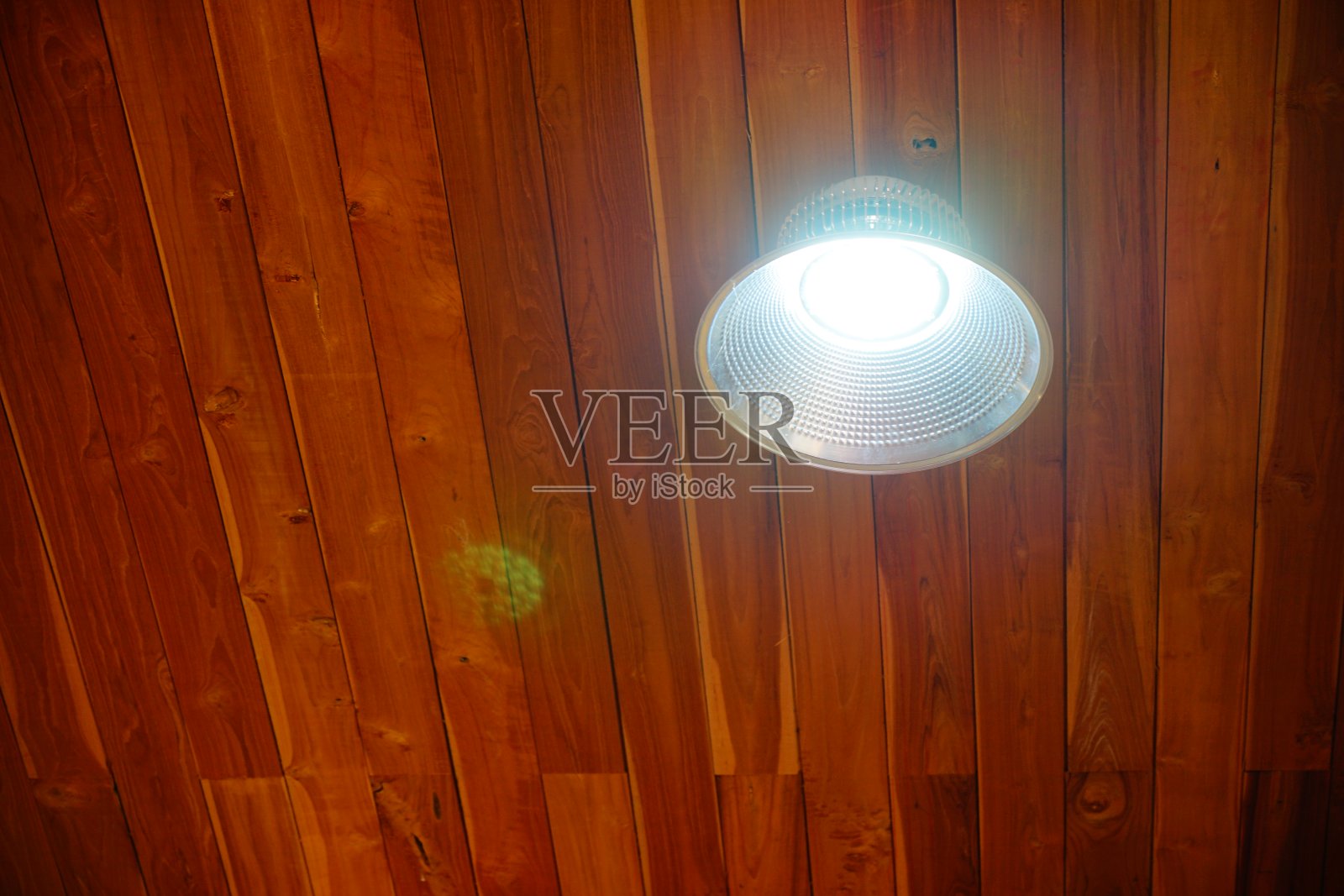 LED灯具安装在木质天花板上照片摄影图片