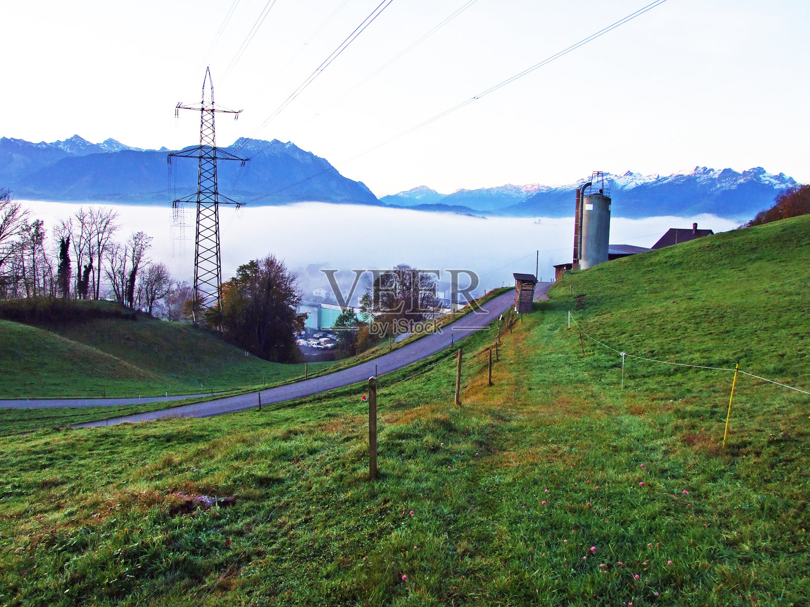 从阿尔卑斯山俯瞰莱茵河河谷(莱茵河)，瑞士的圣加伦州照片摄影图片