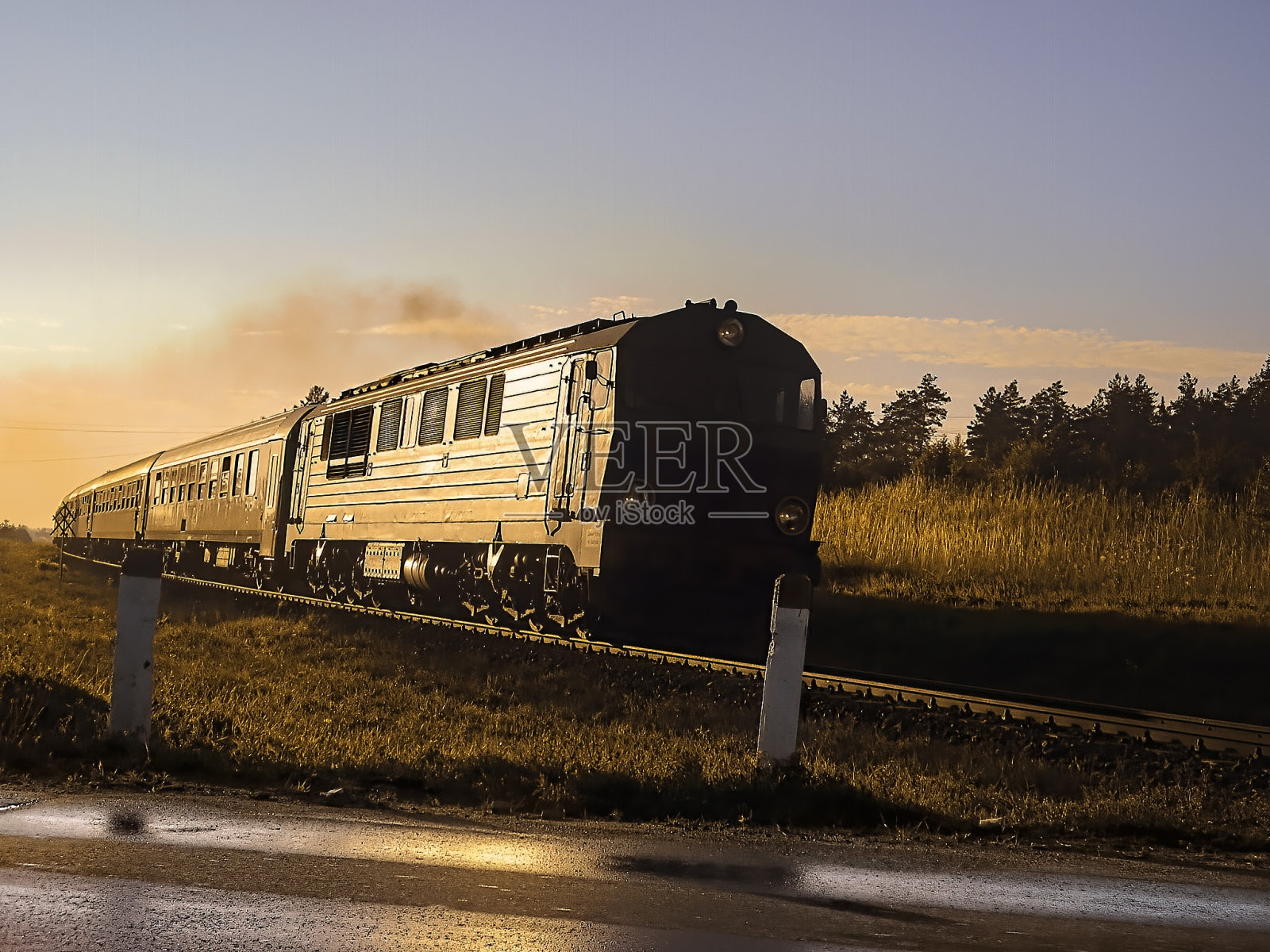火车在日落时分照片摄影图片