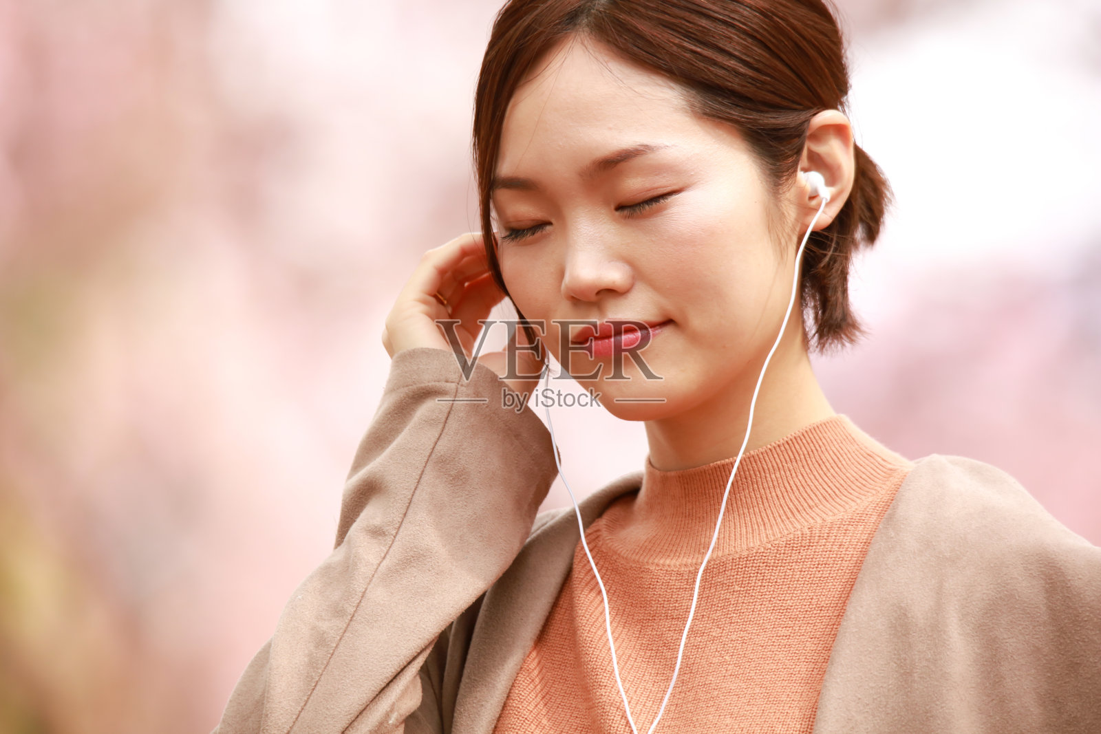 听音乐的女人照片摄影图片