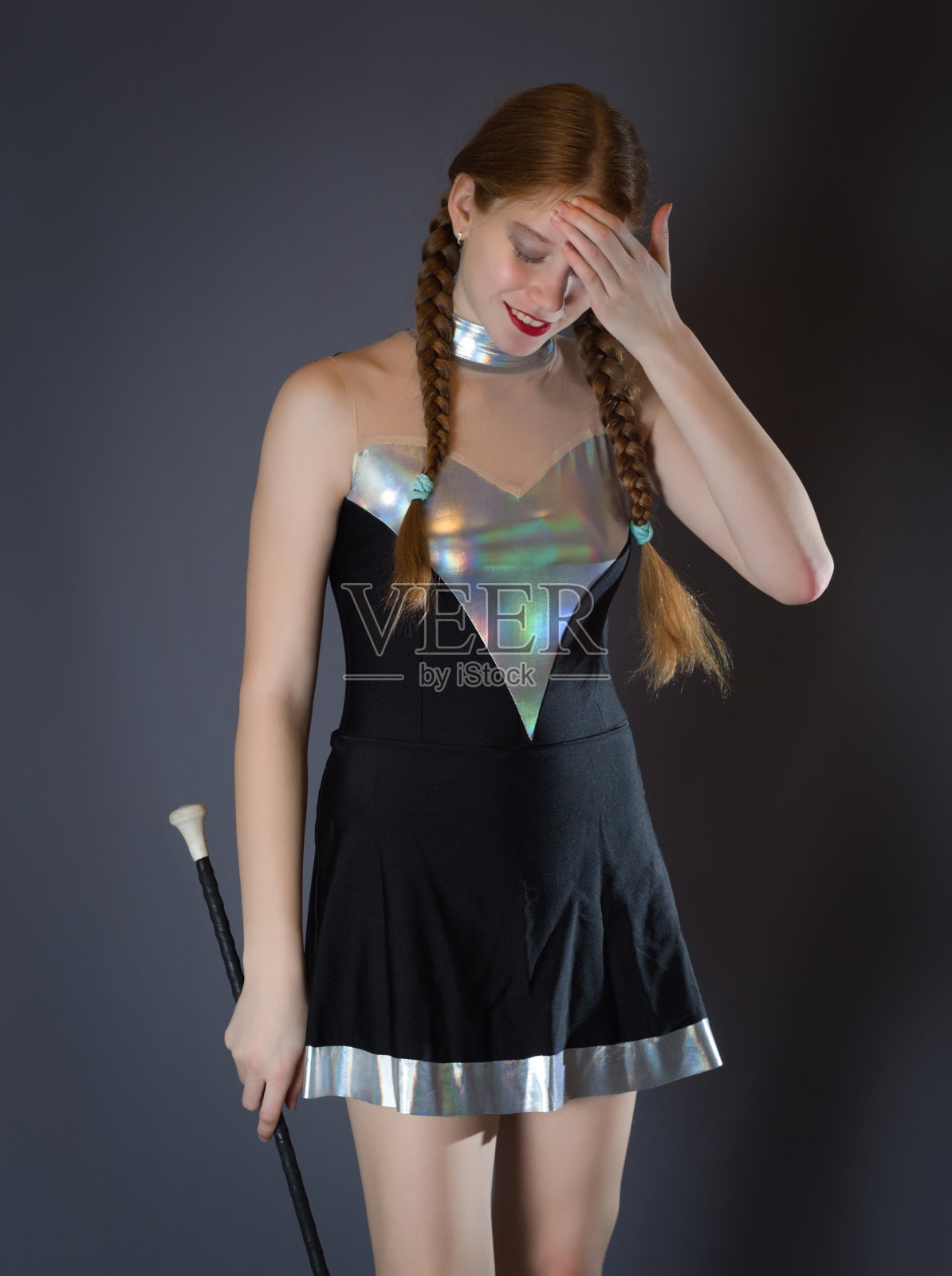 少年乐队指挥女孩摆姿势照片摄影图片