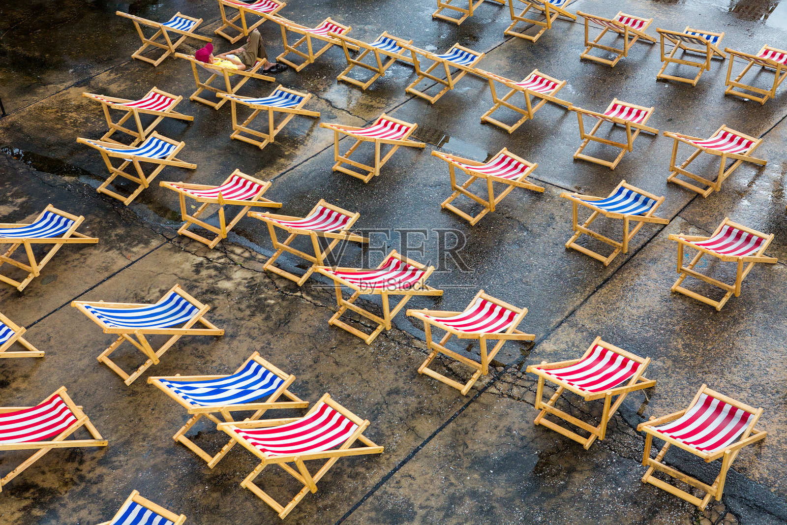 几张油布床排着队等着游客。照片摄影图片