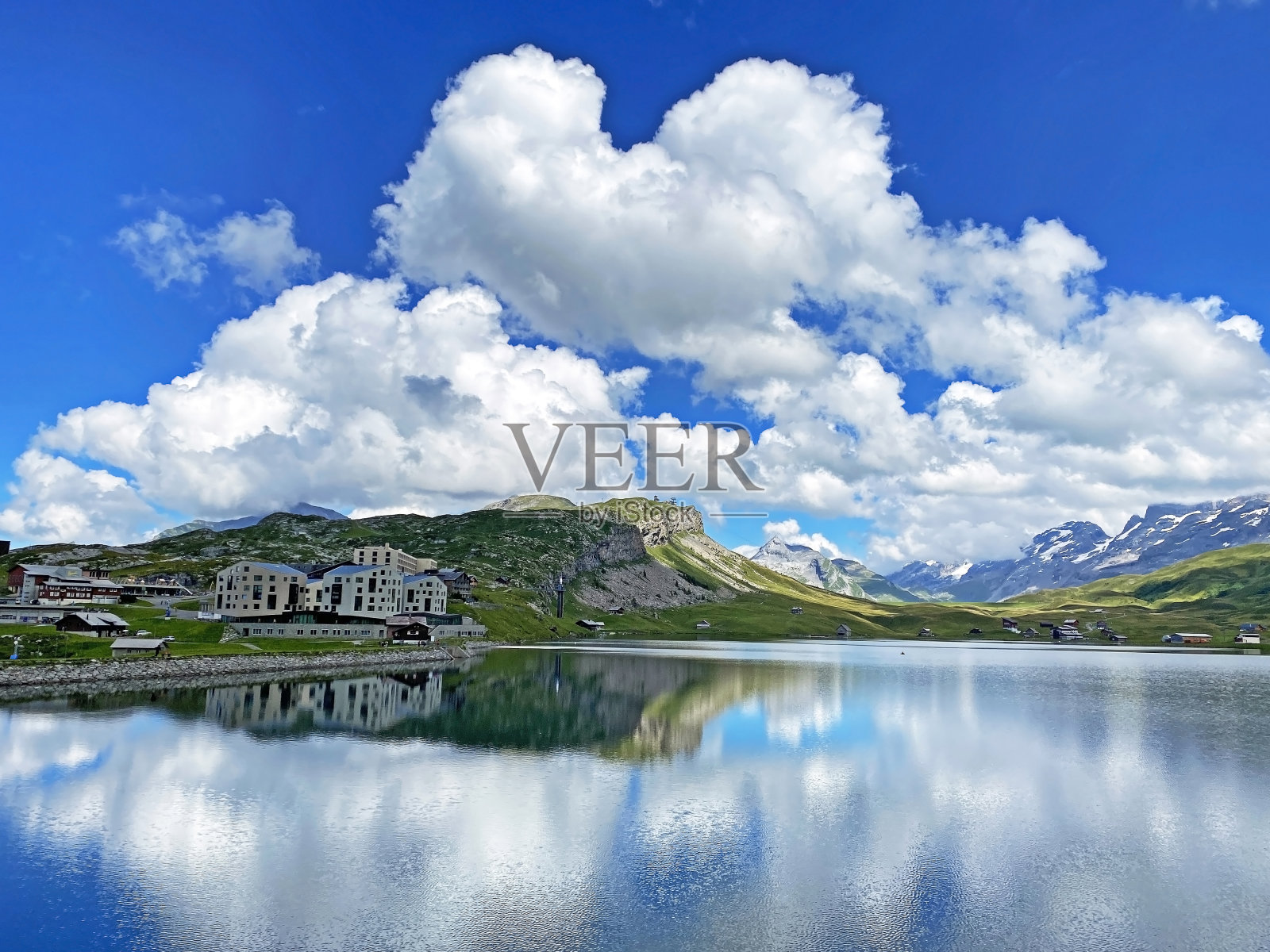 风景如画，美丽的云在瑞士的山峰和乌里阿尔卑斯山脉，梅尔赫塔尔-奥布瓦尔登州，瑞士(坎顿奥布瓦尔德，瑞士)照片摄影图片