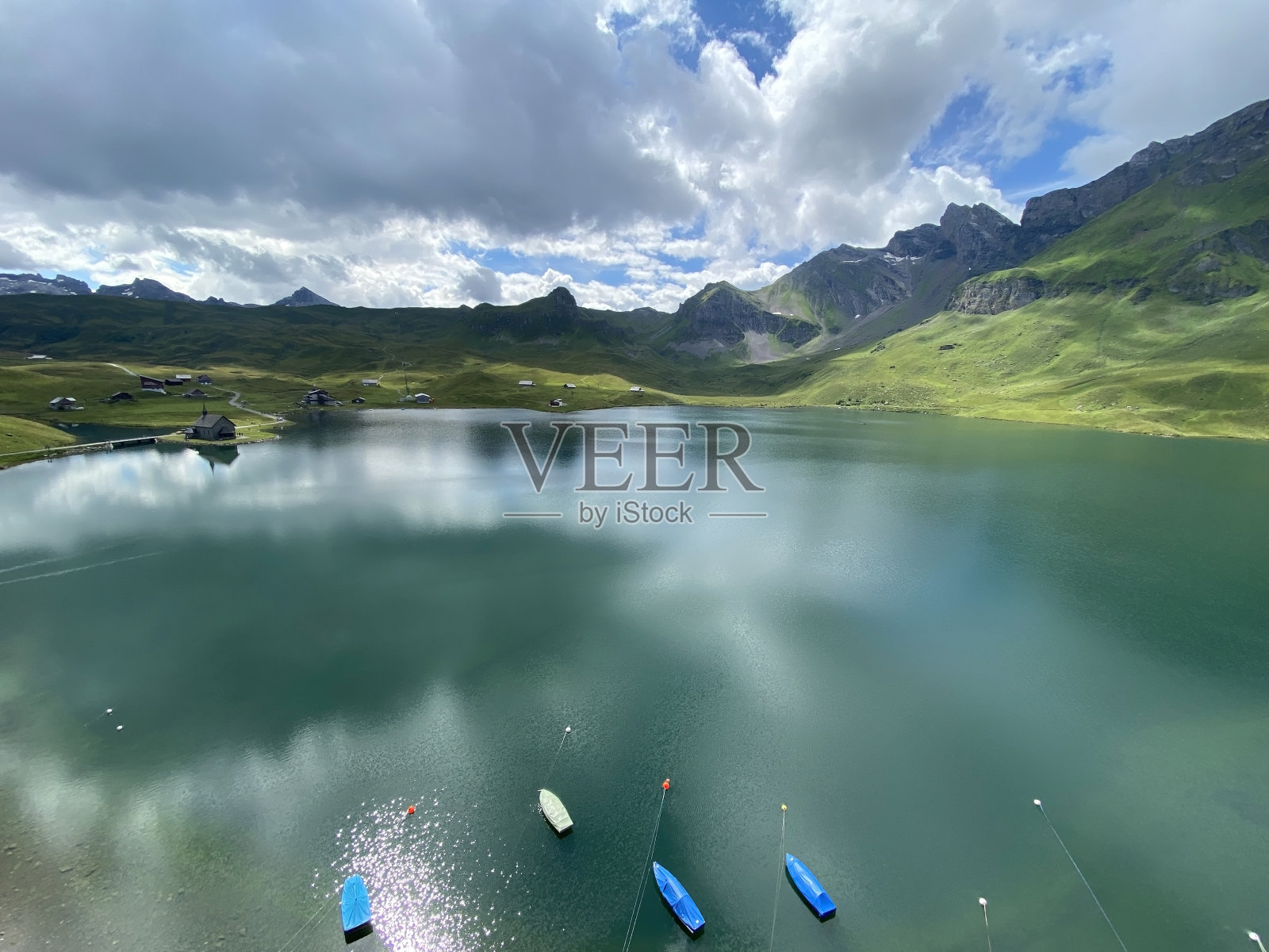 高山湖梅尔奇湖或梅尔奇湖在乌里阿尔卑斯山脉，克恩斯-奥布瓦尔登州，瑞士(坎顿奥布瓦尔德，瑞士)照片摄影图片