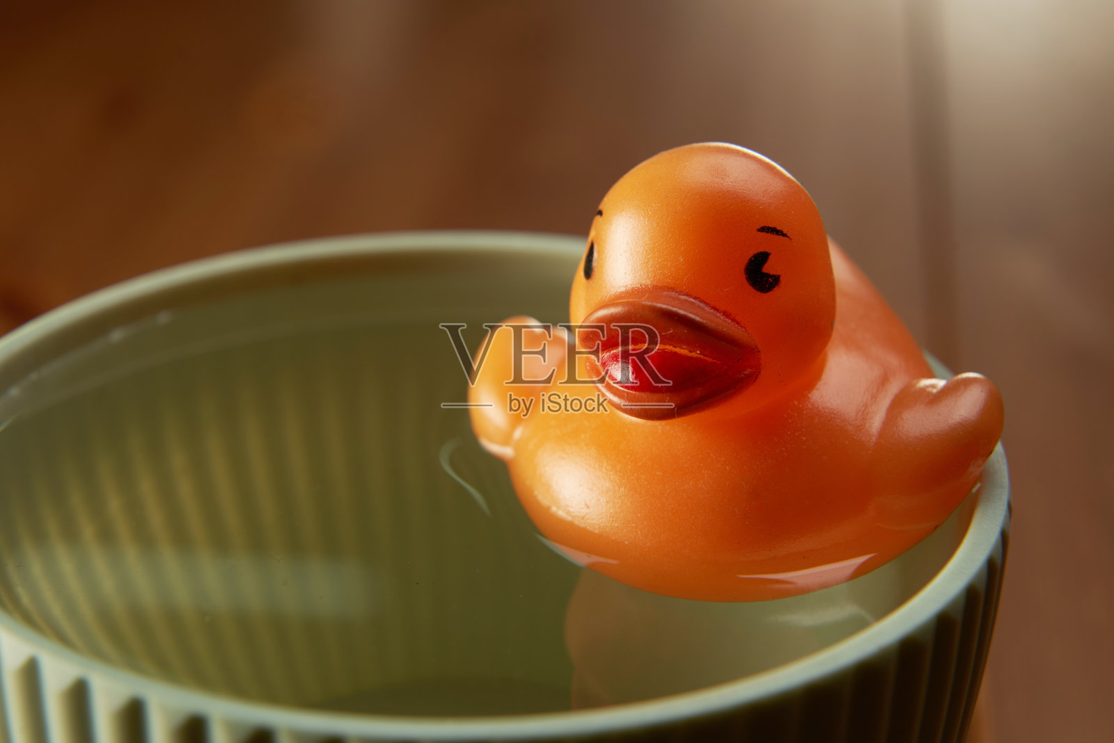 玩具黄色小鸭子在碗里的特写照片摄影图片