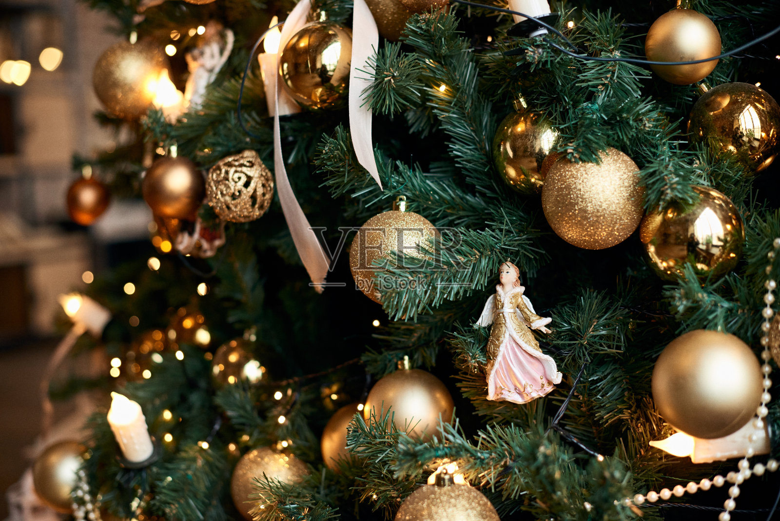 近距离的装饰圣诞树与五颜六色的装饰和花环灯，散焦。节日和新年的概念。照片摄影图片