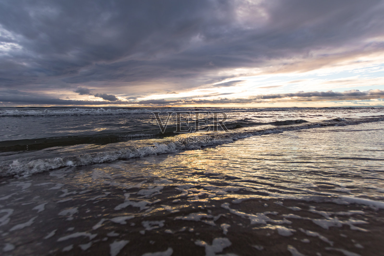埃斯皮盖特海滩上的日落(Occitanie，法国)照片摄影图片
