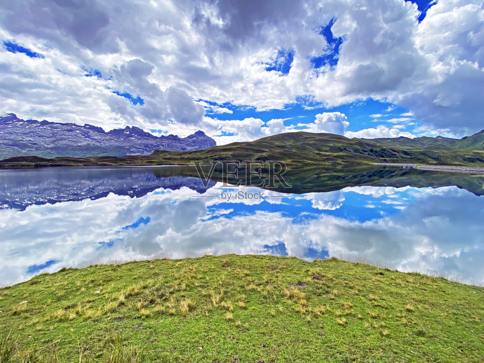 阿尔卑斯湖Tannensee或Tannen湖在乌里阿尔卑斯山脉山脉，克恩斯-奥布瓦尔登州，瑞士(坎顿奥布瓦尔德，瑞士)照片摄影图片