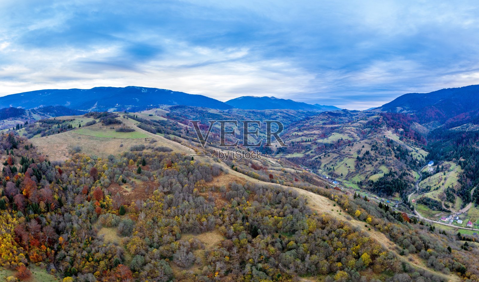 晚霞后的秋山照片摄影图片