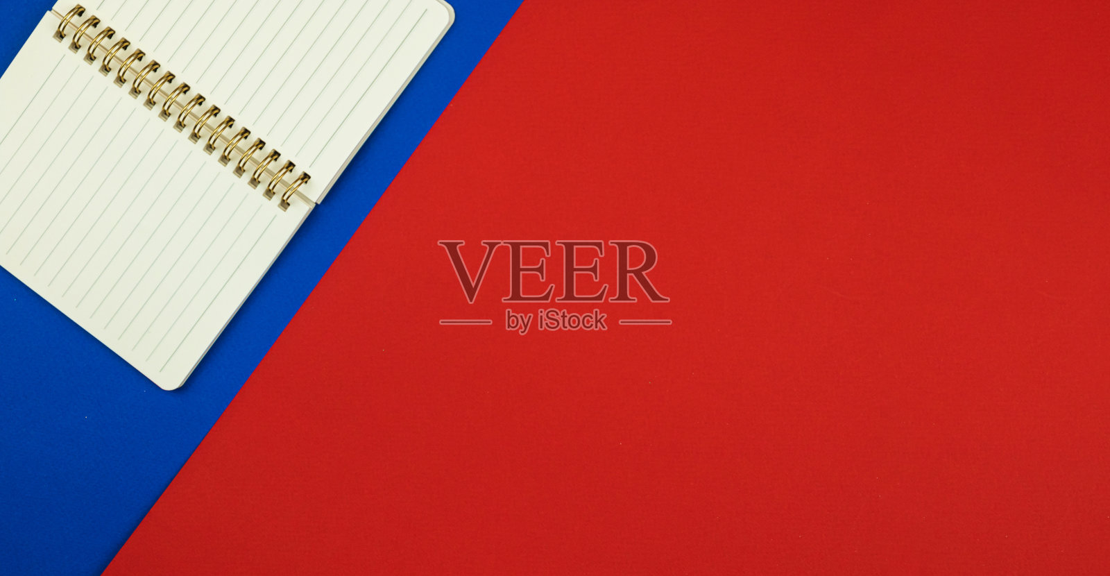 简约的设计，工作场所，简单的平面背景上的记事本，横幅，复制空间，俯视图照片摄影图片