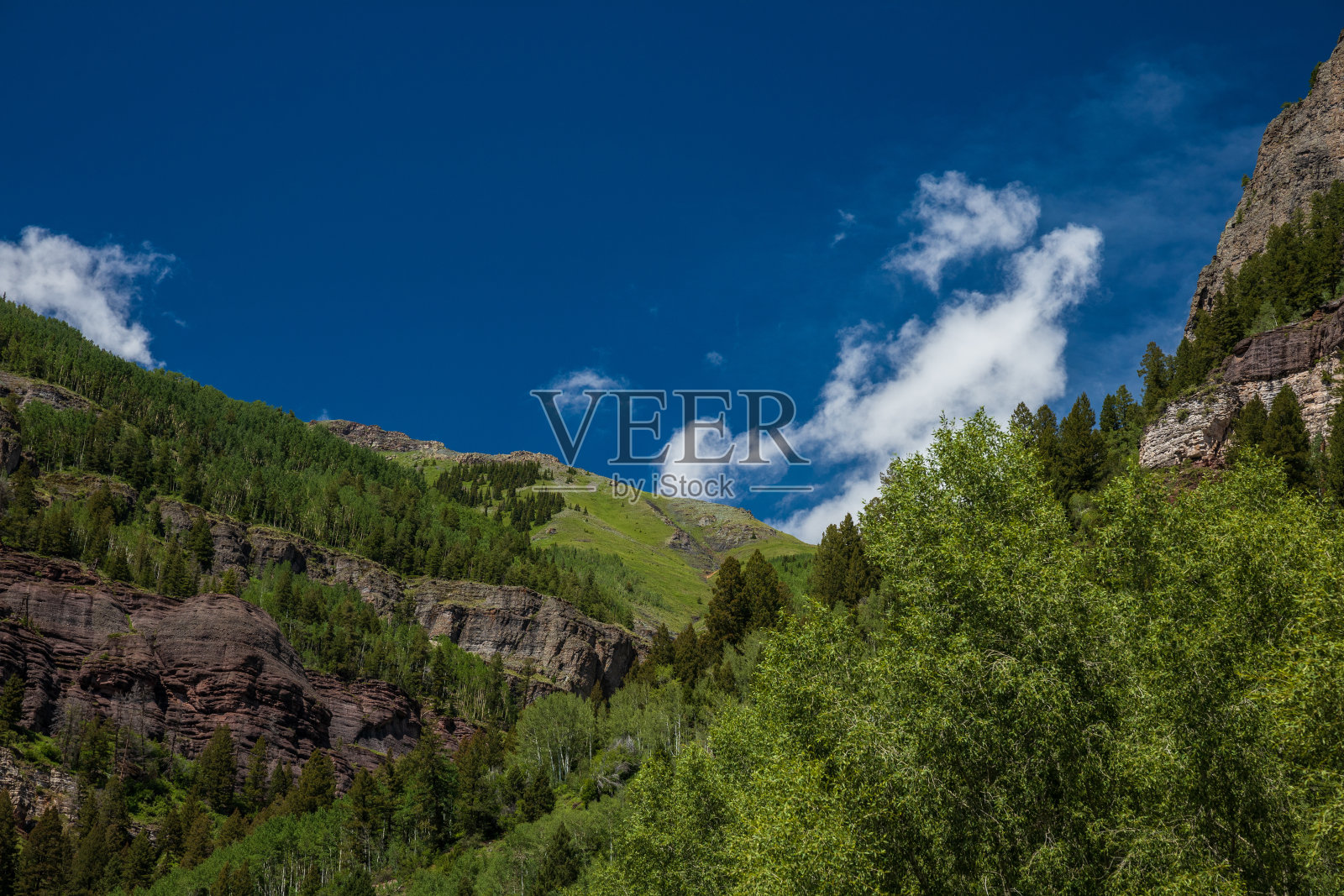 蓝天白云的山景照片摄影图片