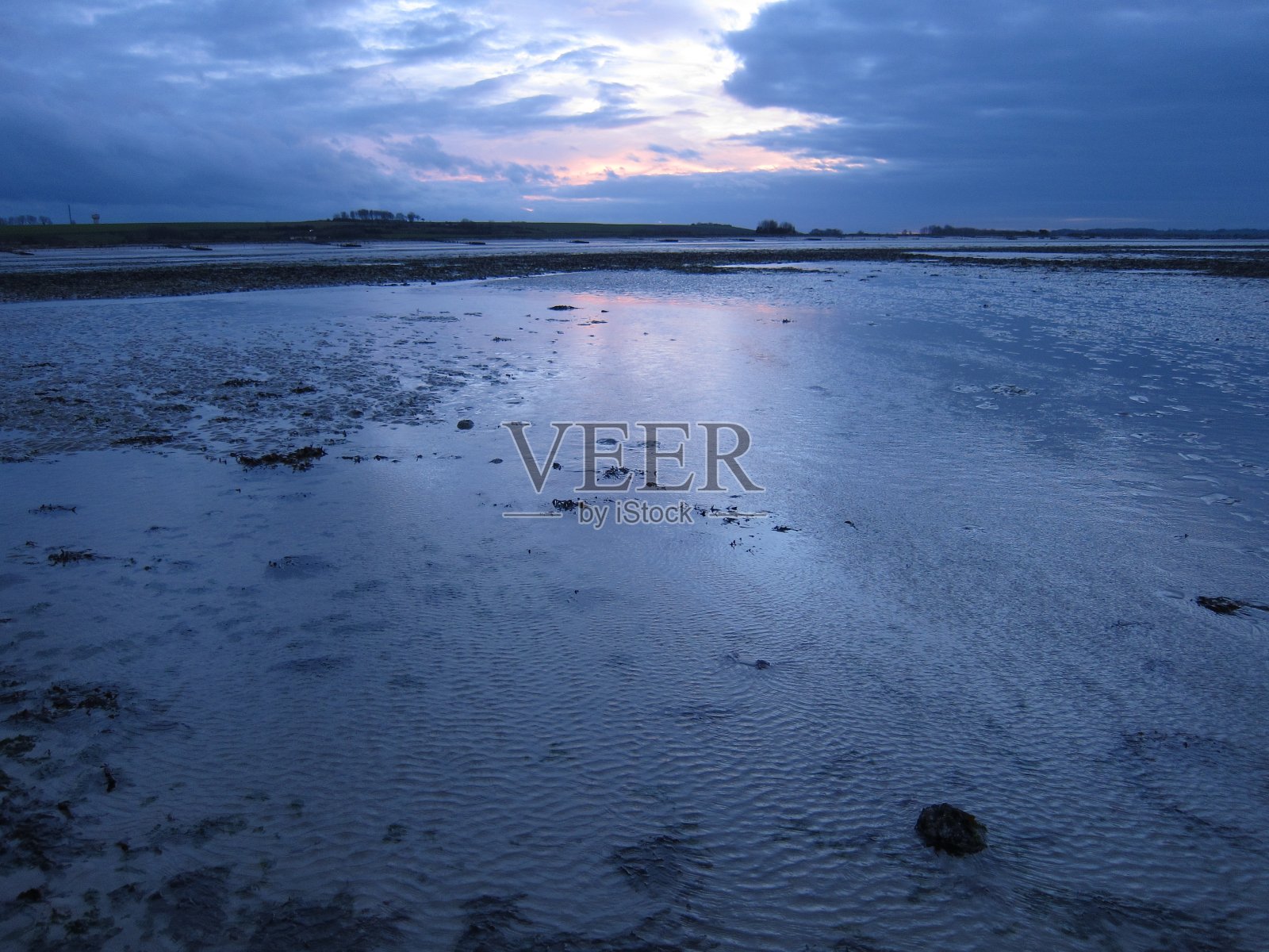 诺曼底夜晚的海滨照片摄影图片