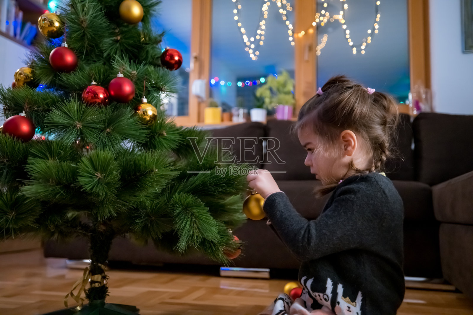 小女孩装饰圣诞树照片摄影图片