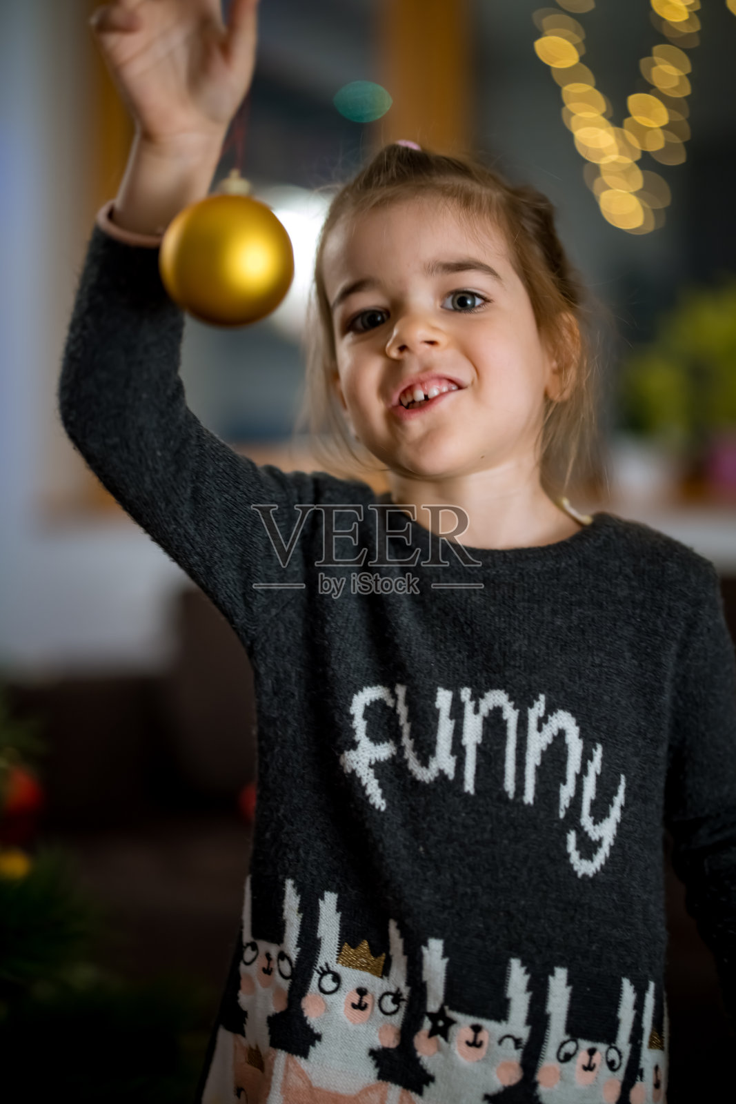 小女孩装饰圣诞树照片摄影图片