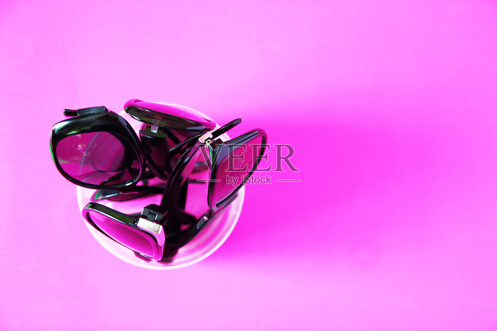 粉彩背景的太阳镜。黑框眼镜。眼部防紫外线时尚配件照片摄影图片