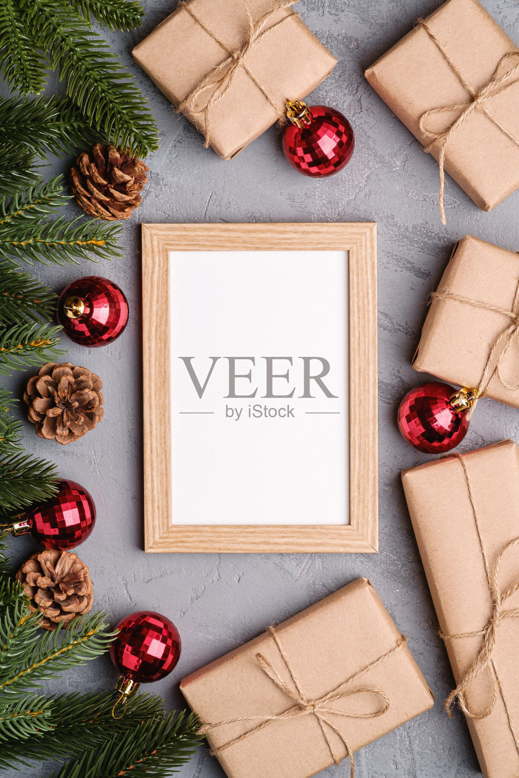 圣诞假期的构图与相框模型。红色的小玩意，礼物和冷杉树枝。照片摄影图片