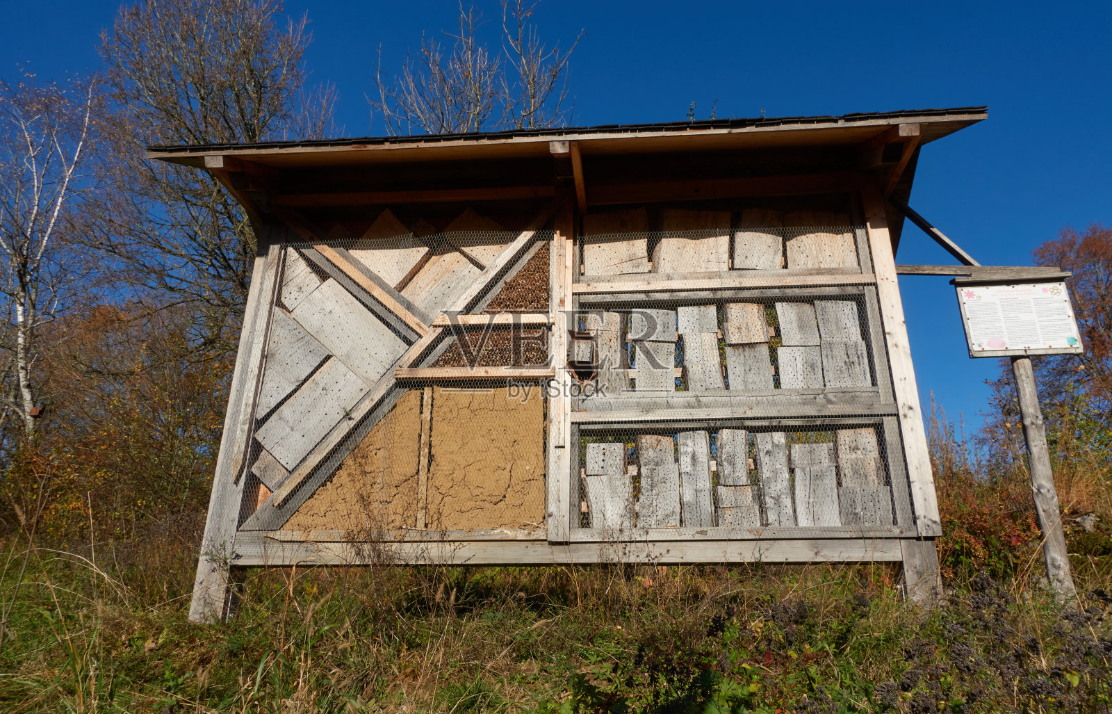 一个木制的大蜜蜂旅馆。野生昆虫的庇护所。照片摄影图片