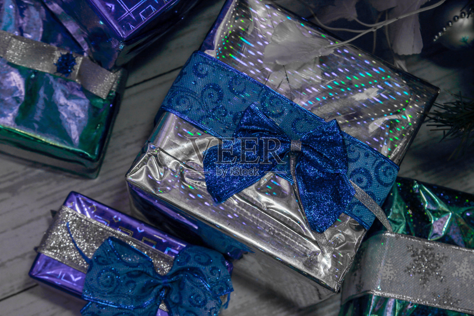 圣诞礼物在新年树下照片摄影图片