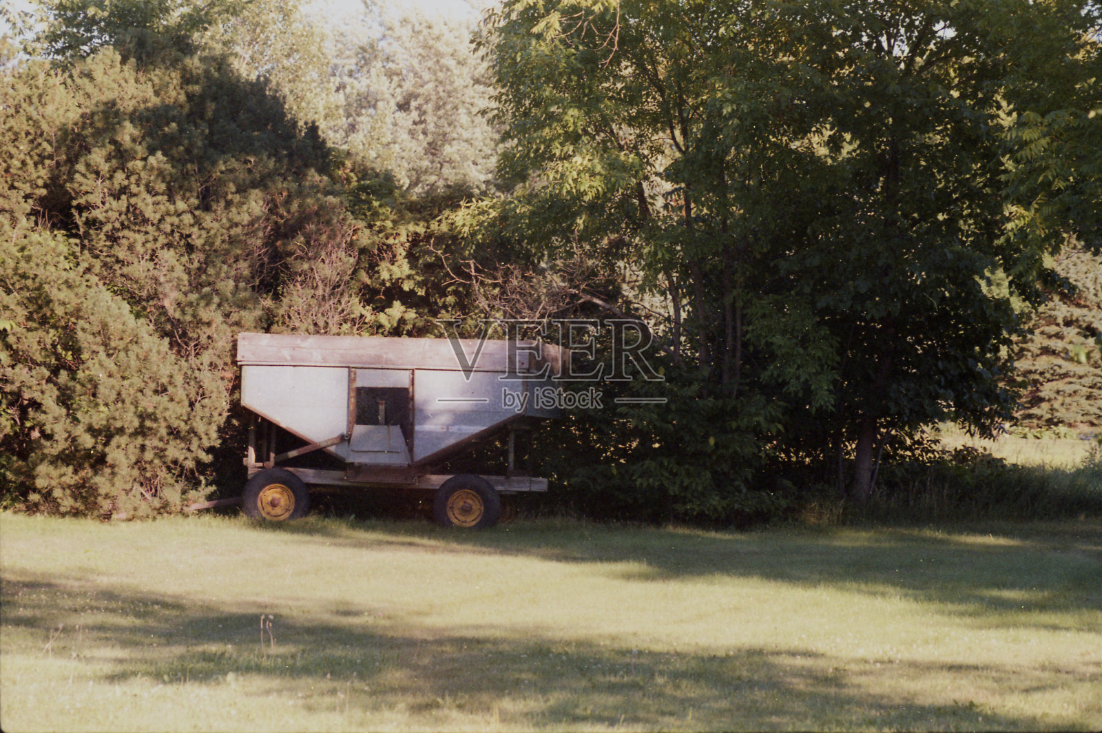 篱笆里的运粮车照片摄影图片