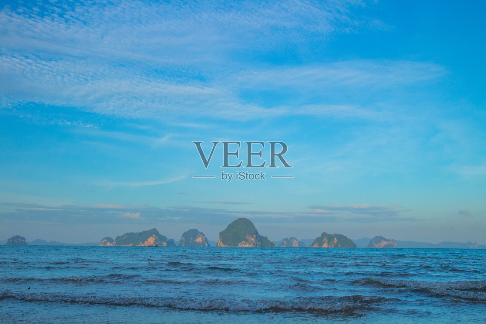 香港岛和甲米省安达曼海中著名的泰国海滩。照片摄影图片